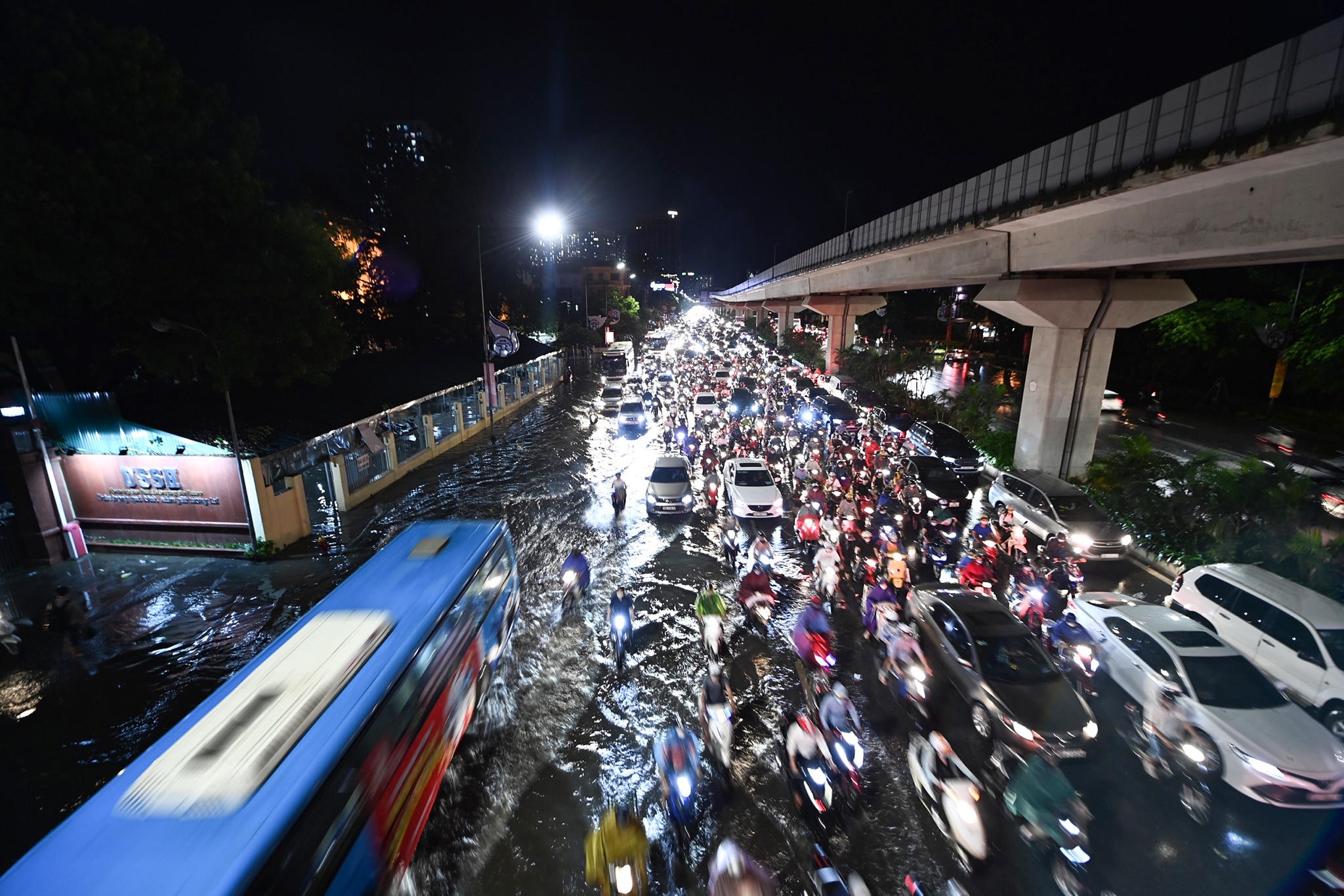 bat ca ngoai duong trong mua ngap anh 10