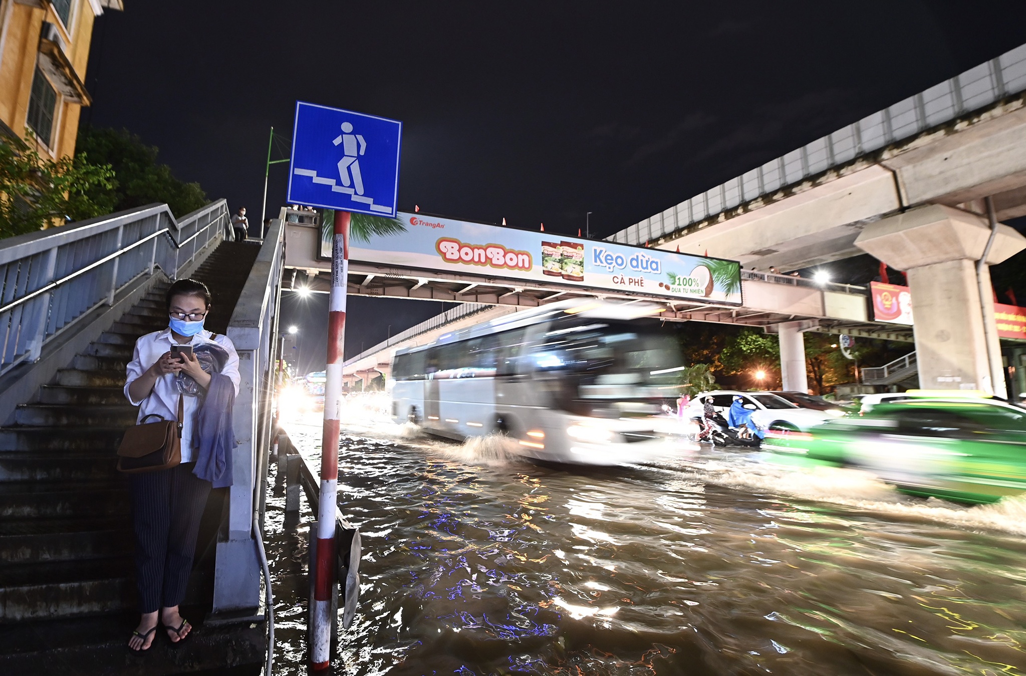 bat ca ngoai duong trong mua ngap anh 11