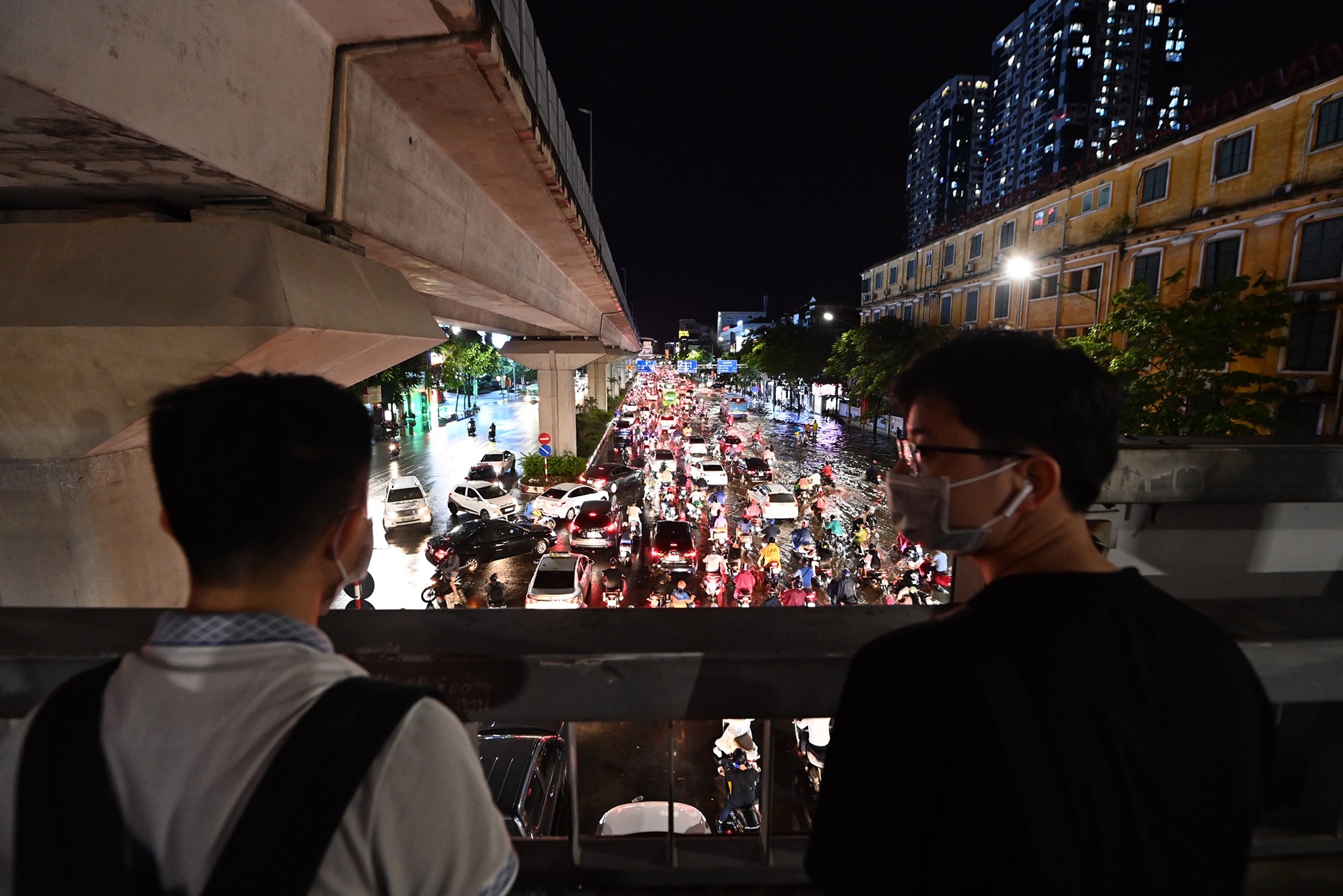 bat ca ngoai duong trong mua ngap anh 12