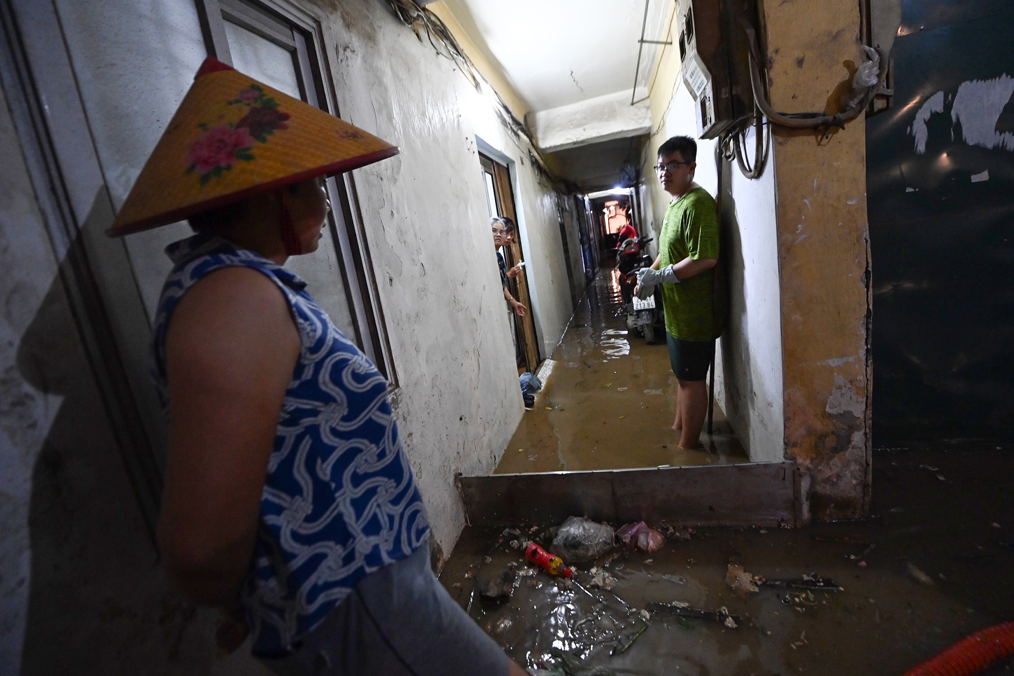 bat ca ngoai duong trong mua ngap anh 9