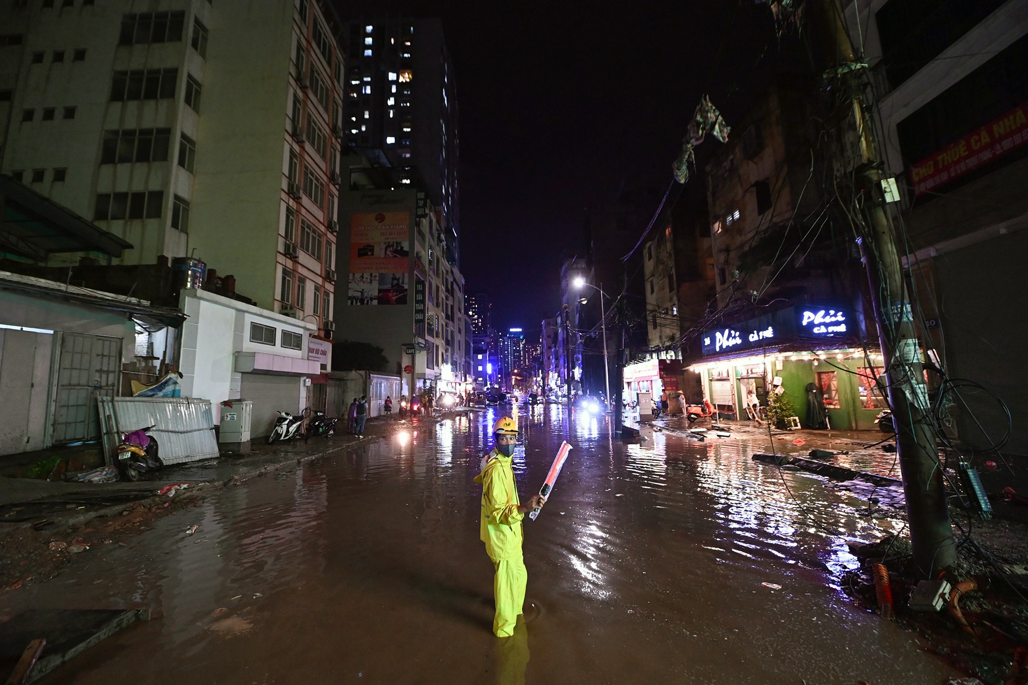 bat ca ngoai duong trong mua ngap anh 8