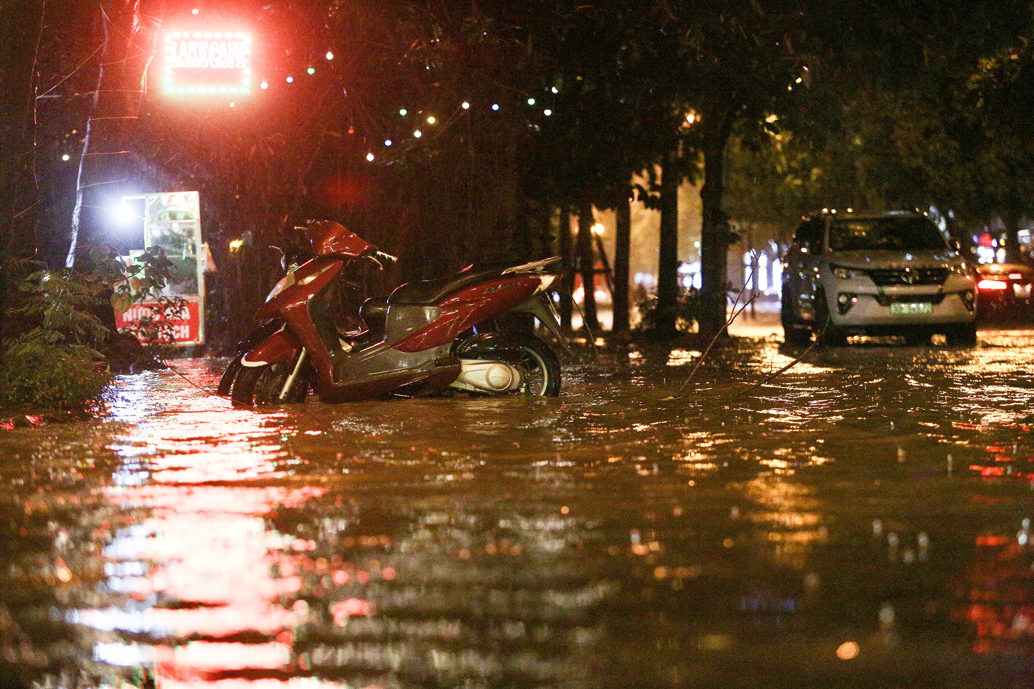 bat ca ngoai duong trong mua ngap anh 7