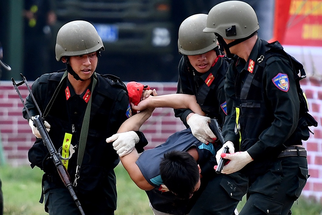 Canh sat co dong dien tap phuong an bao ve bau cu hinh anh