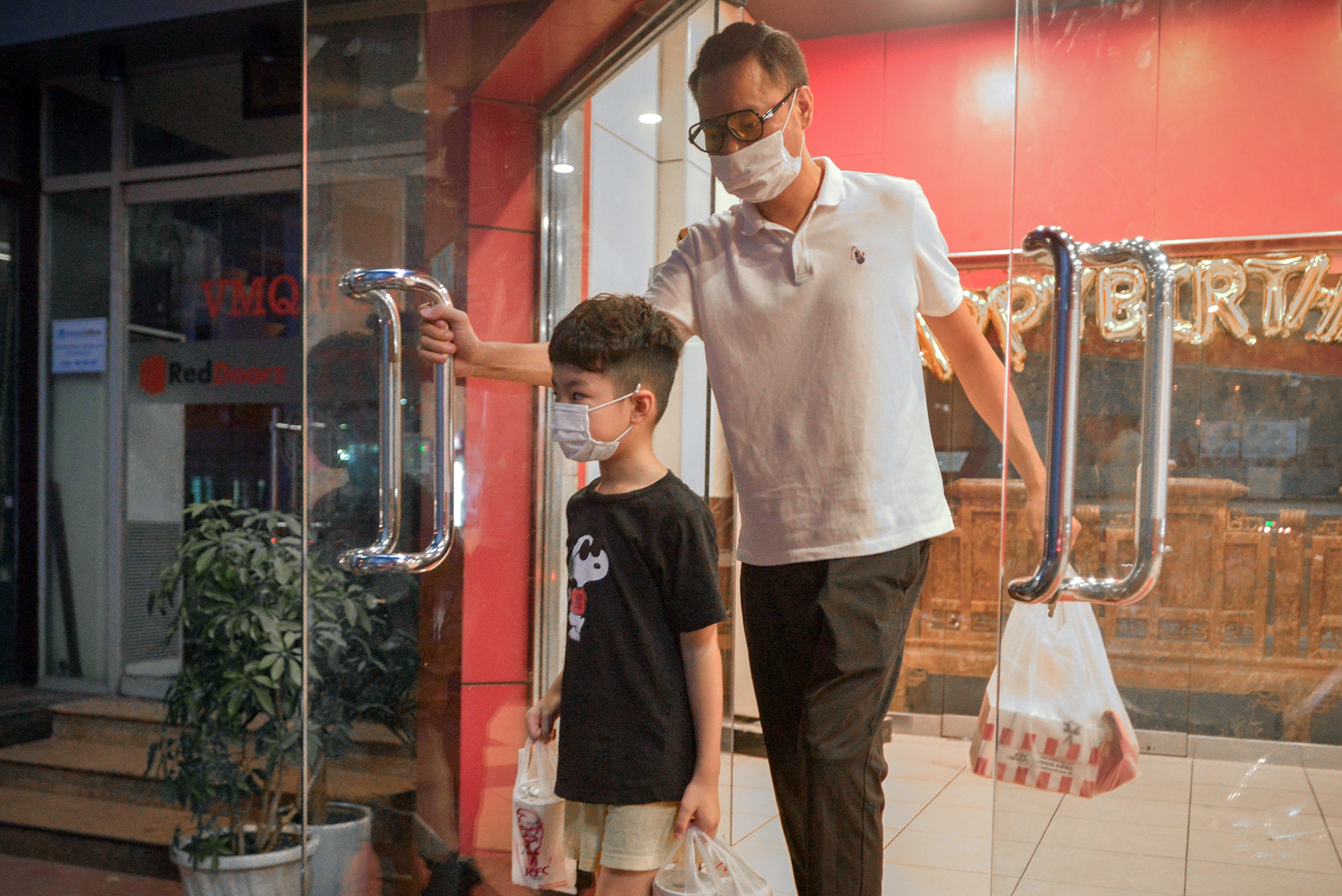 Quan bun oc o Ha Noi ca ngay chi ban duoc 3 suat cho khach mang ve hinh anh