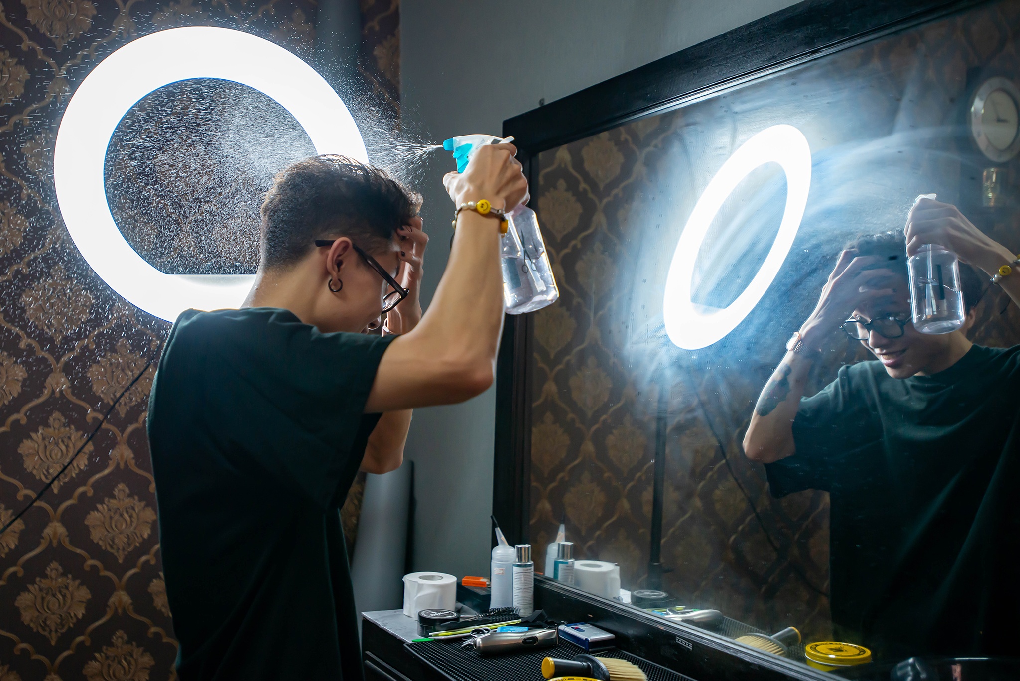 tho cao cat toc tai nha mua dich anh 1