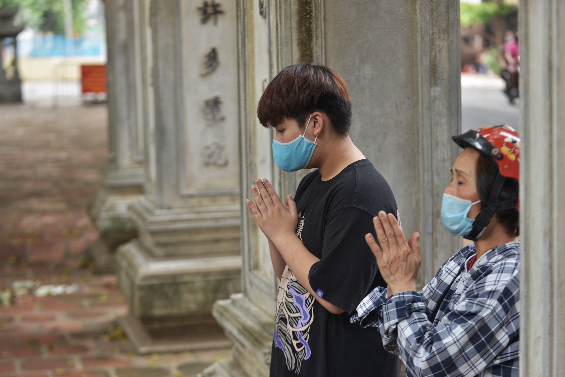 học trò đi lễ cầu may trước ngày thi vào 10 ảnh 2 hoc tro di le cau may truoc ngay thi vao 10 anh 2