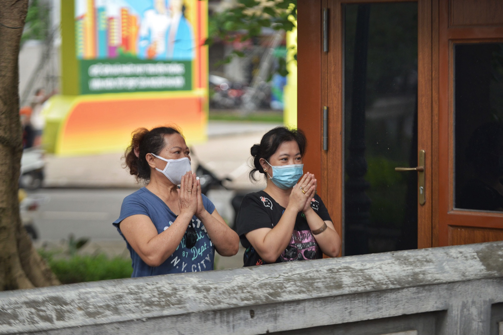 học trò đi lễ cầu may trước ngày thi vào 10 ảnh 11 hoc tro di le cau may truoc ngay thi vao 10 anh 11