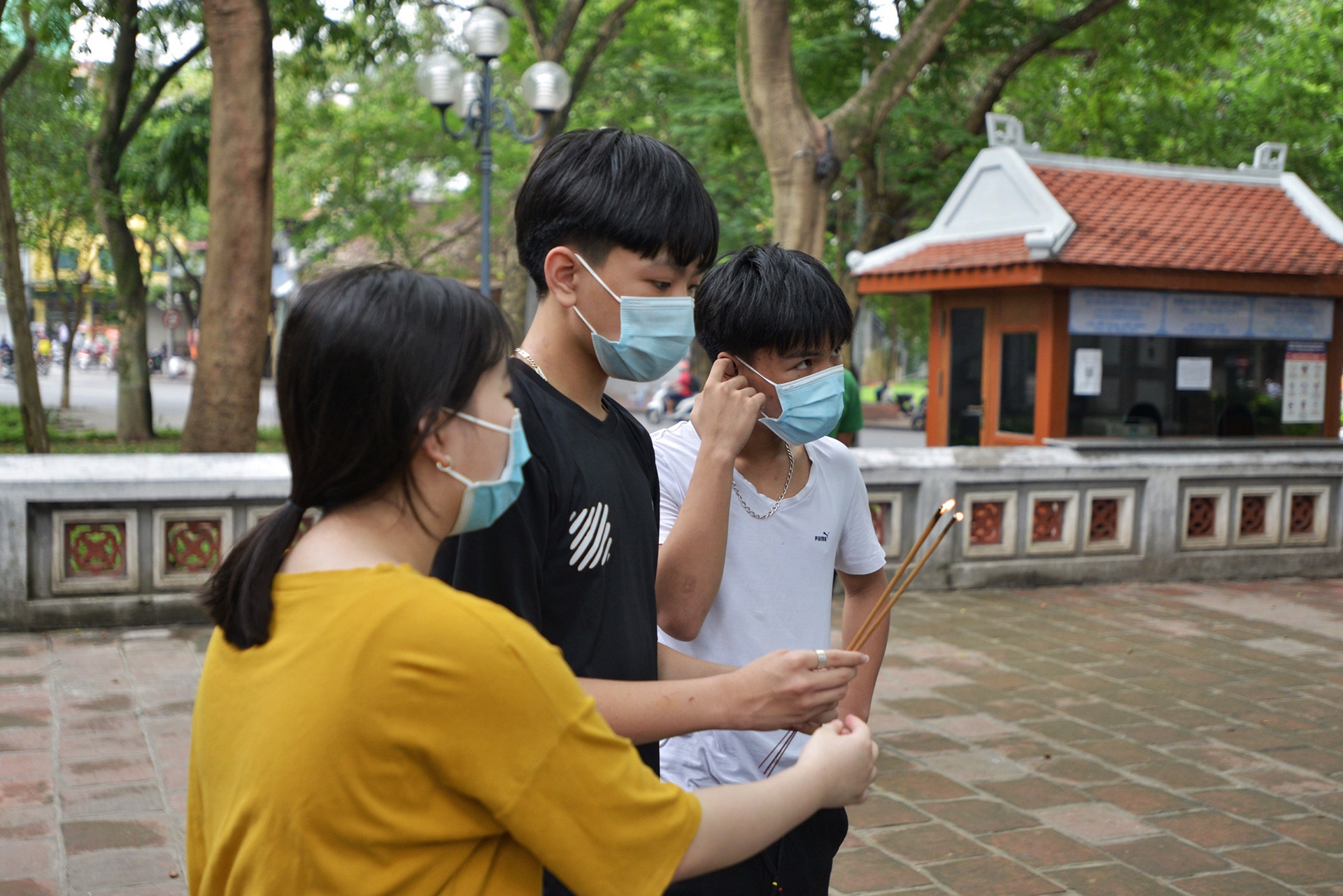 học trò đi lễ cầu may trước ngày thi vào 10 ảnh 7 hoc tro di le cau may truoc ngay thi vao 10 anh 7