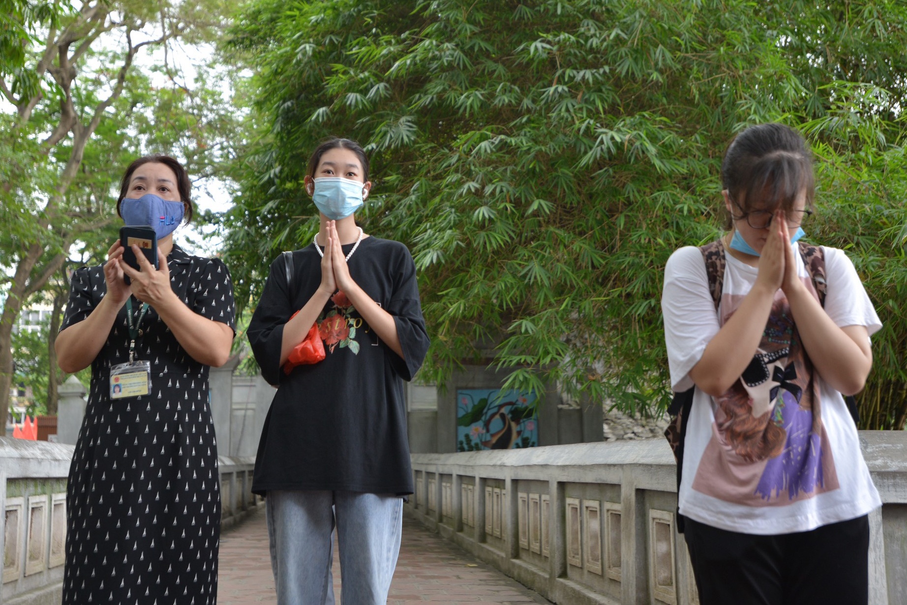 Thi sinh di le cau may phia ngoai khu di tich hinh anh