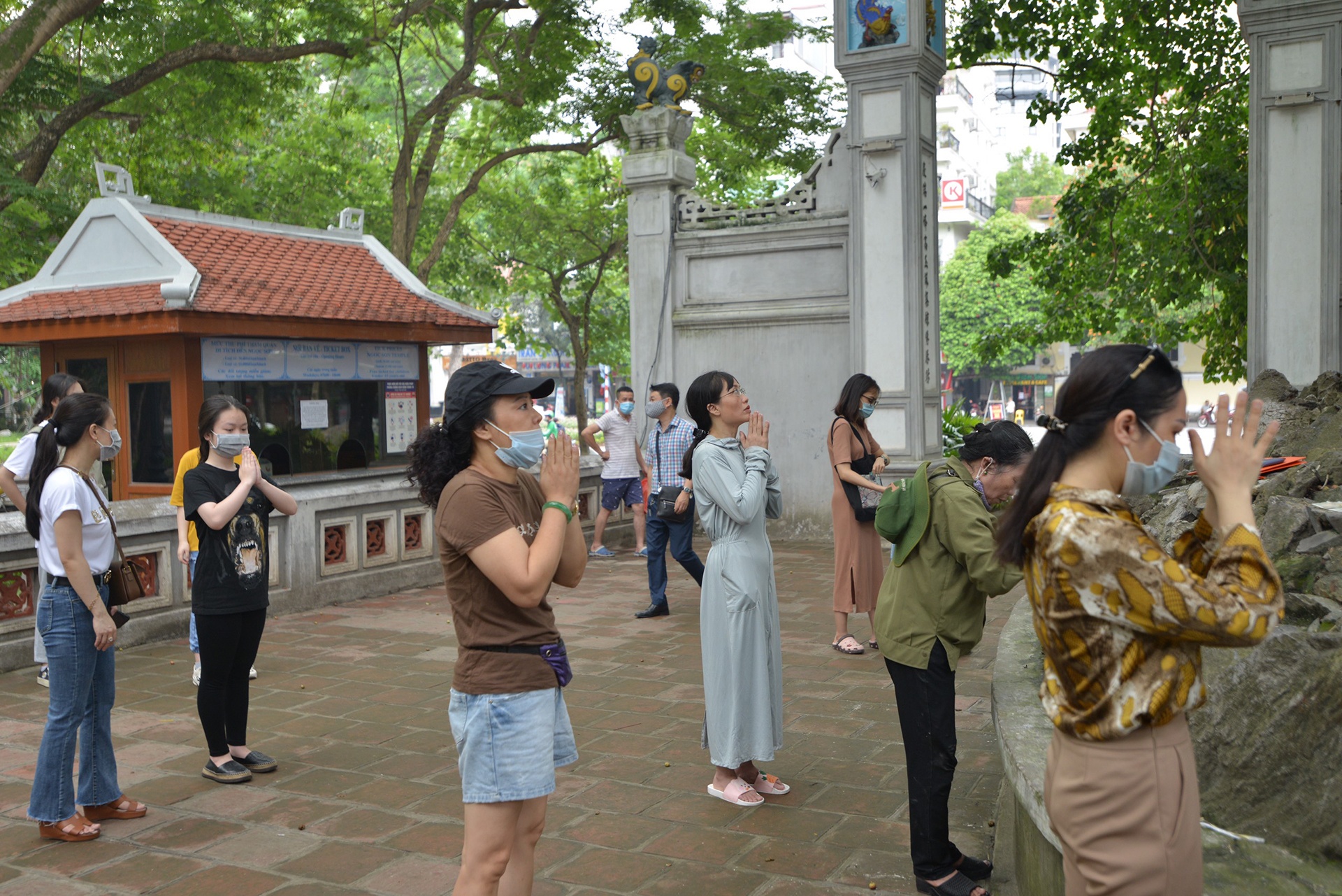 học trò đi lễ cầu may trước ngày thi vào 10 ảnh 8 hoc tro di le cau may truoc ngay thi vao 10 anh 8