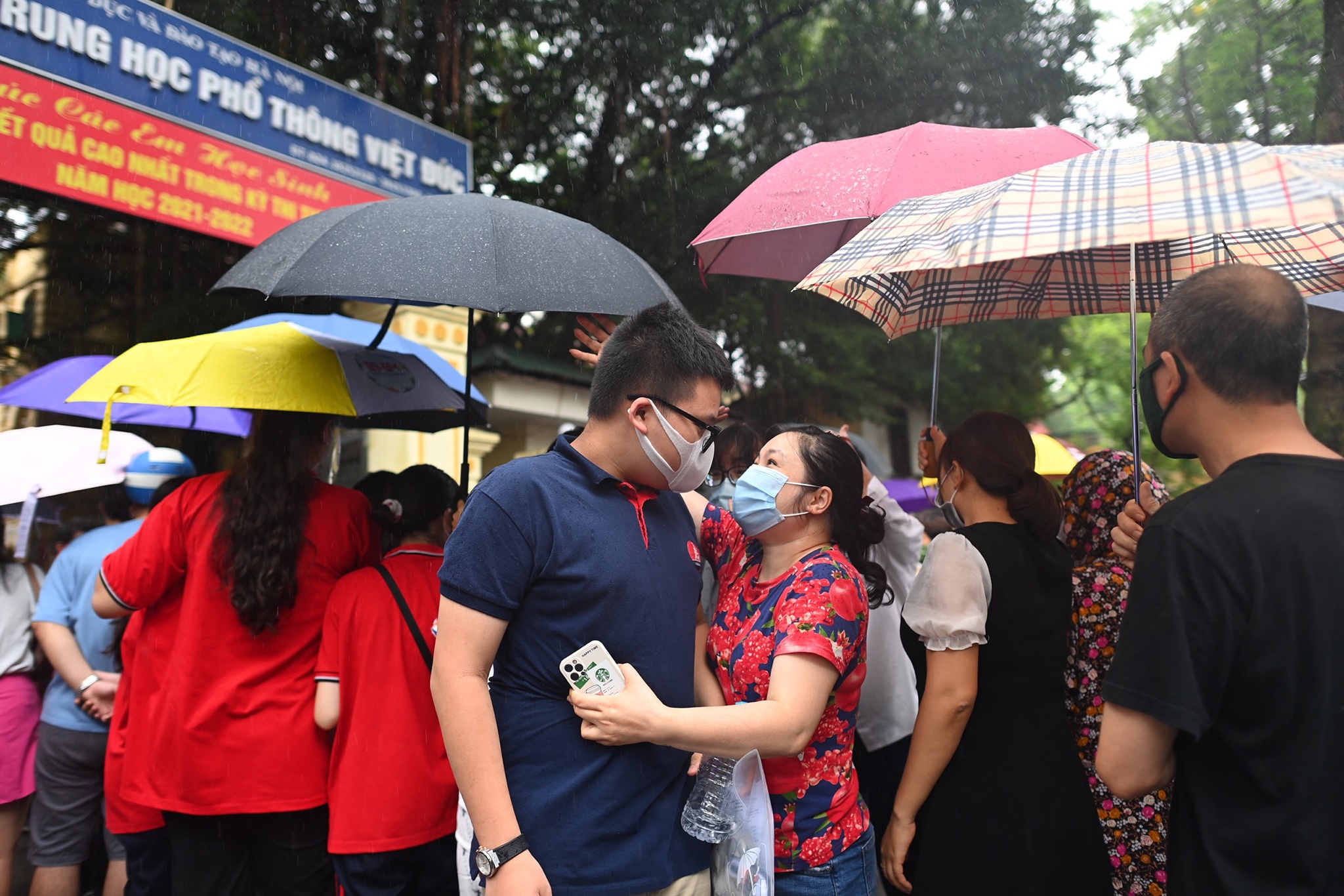thí sinh  thi vào 10 trong mưa lớn ảnh 7 thi sinh  thi vao 10 trong mua lon anh 7