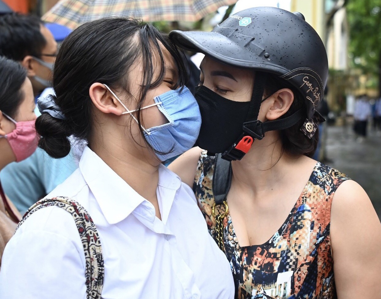 thí sinh  thi vào 10 trong mưa lớn ảnh 9 thi sinh  thi vao 10 trong mua lon anh 9