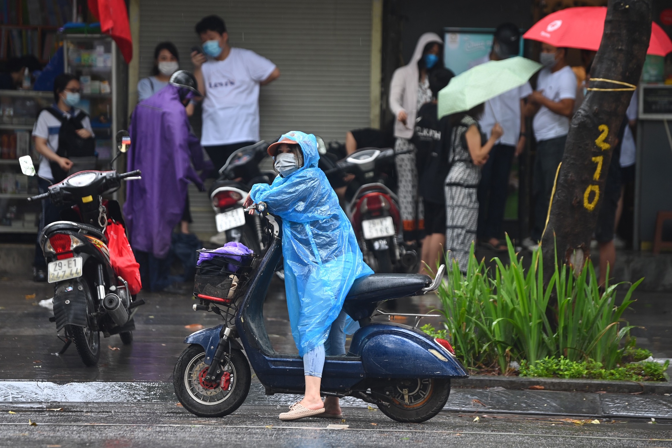 thí sinh  thi vào 10 trong mưa lớn ảnh 3 thi sinh  thi vao 10 trong mua lon anh 3