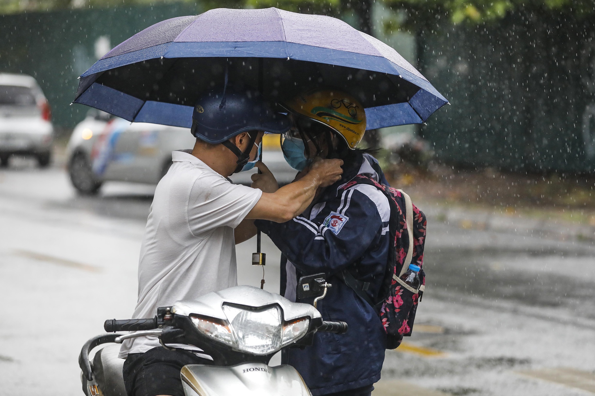 thí sinh  thi vào 10 trong mưa lớn ảnh 2 thi sinh  thi vao 10 trong mua lon anh 2