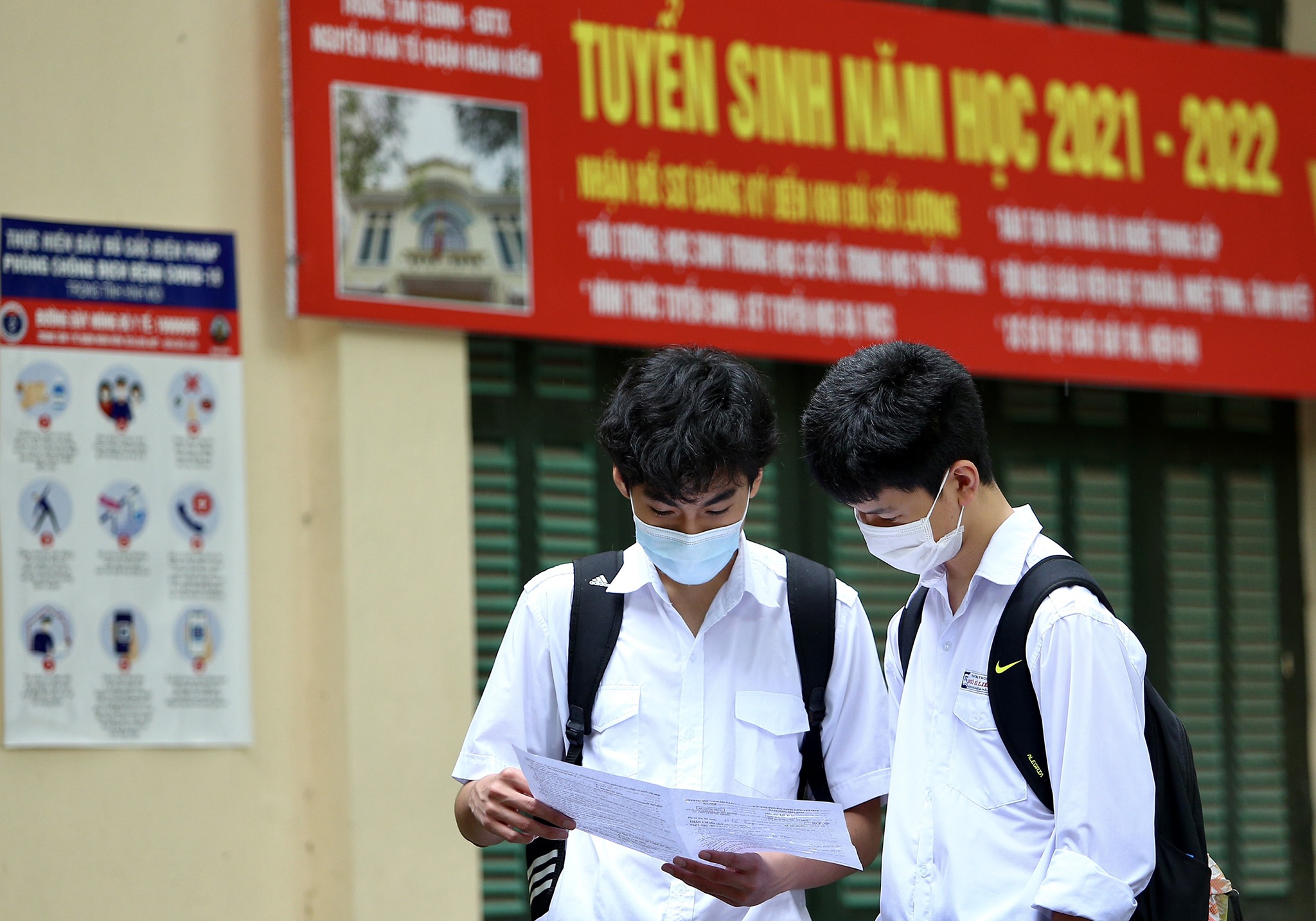 thí sinh  thi vào 10 trong mưa lớn ảnh 12 thi sinh  thi vao 10 trong mua lon anh 12