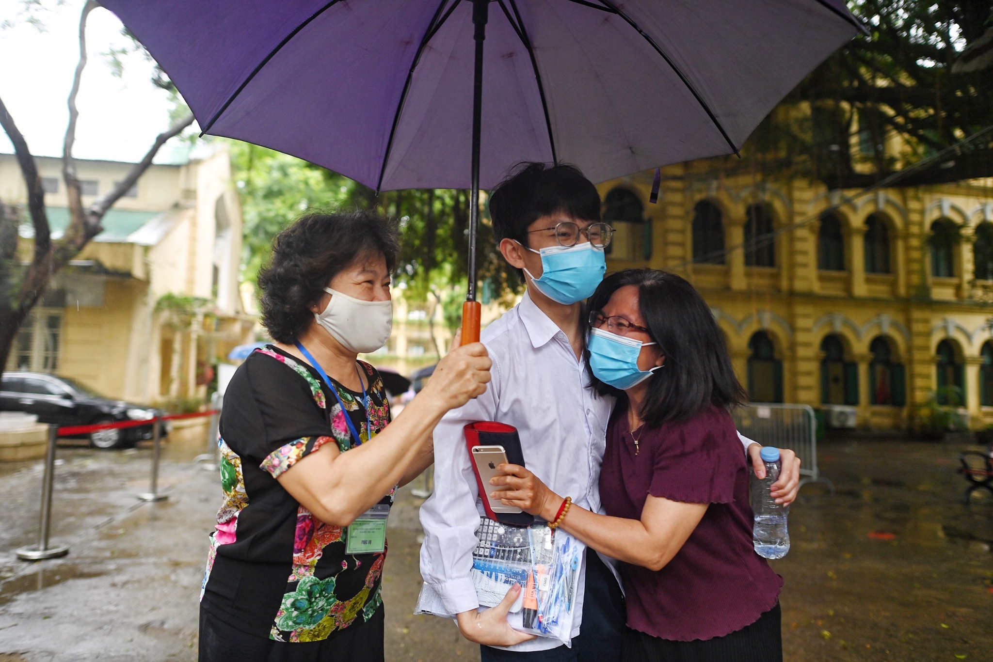 thí sinh  thi vào 10 trong mưa lớn ảnh 10 thi sinh  thi vao 10 trong mua lon anh 10