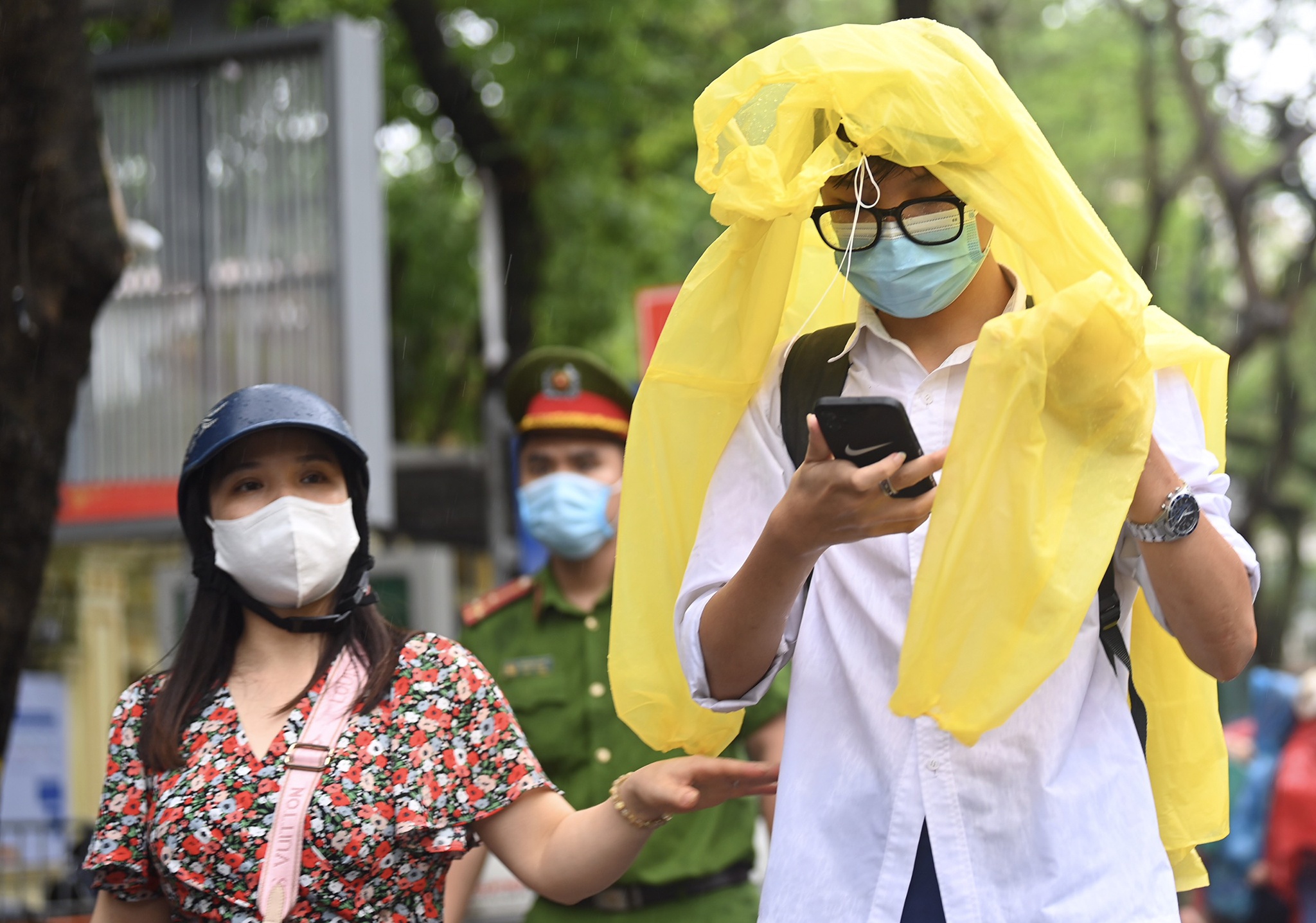 thí sinh  thi vào 10 trong mưa lớn ảnh 6 thi sinh  thi vao 10 trong mua lon anh 6