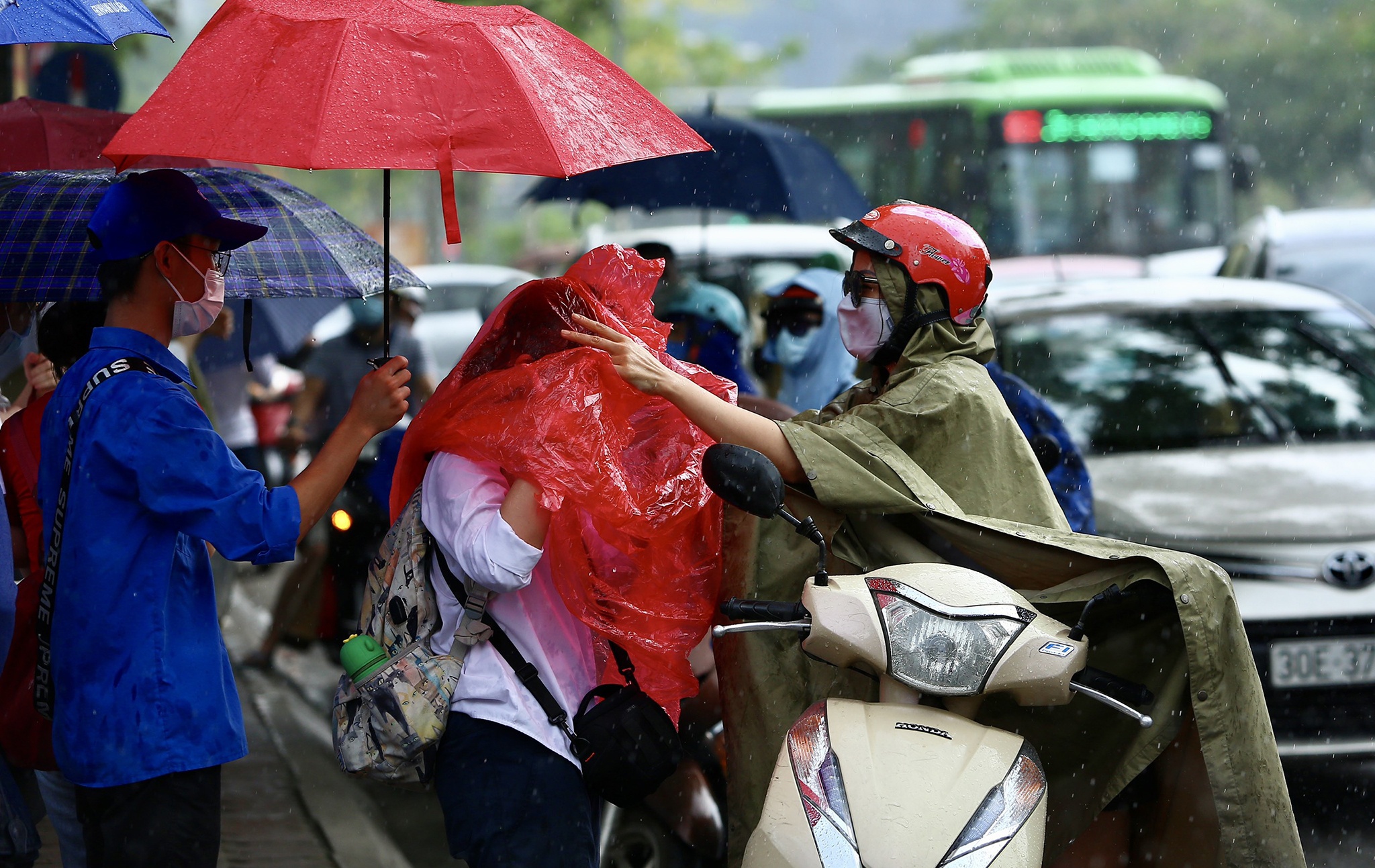 thí sinh  thi vào 10 trong mưa lớn ảnh 5 thi sinh  thi vao 10 trong mua lon anh 5
