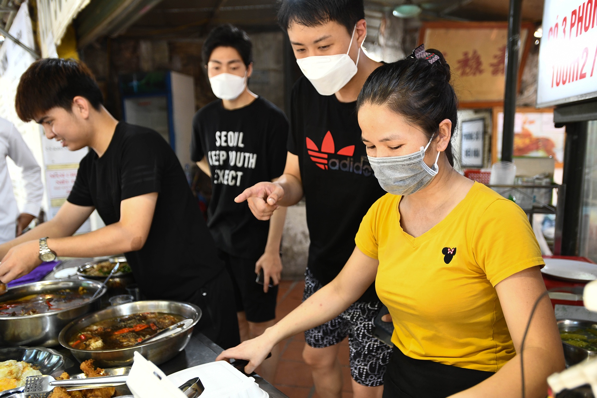 Hang com suon mien Tay o Ha Noi ban mang di 200 suat moi ngay hinh anh