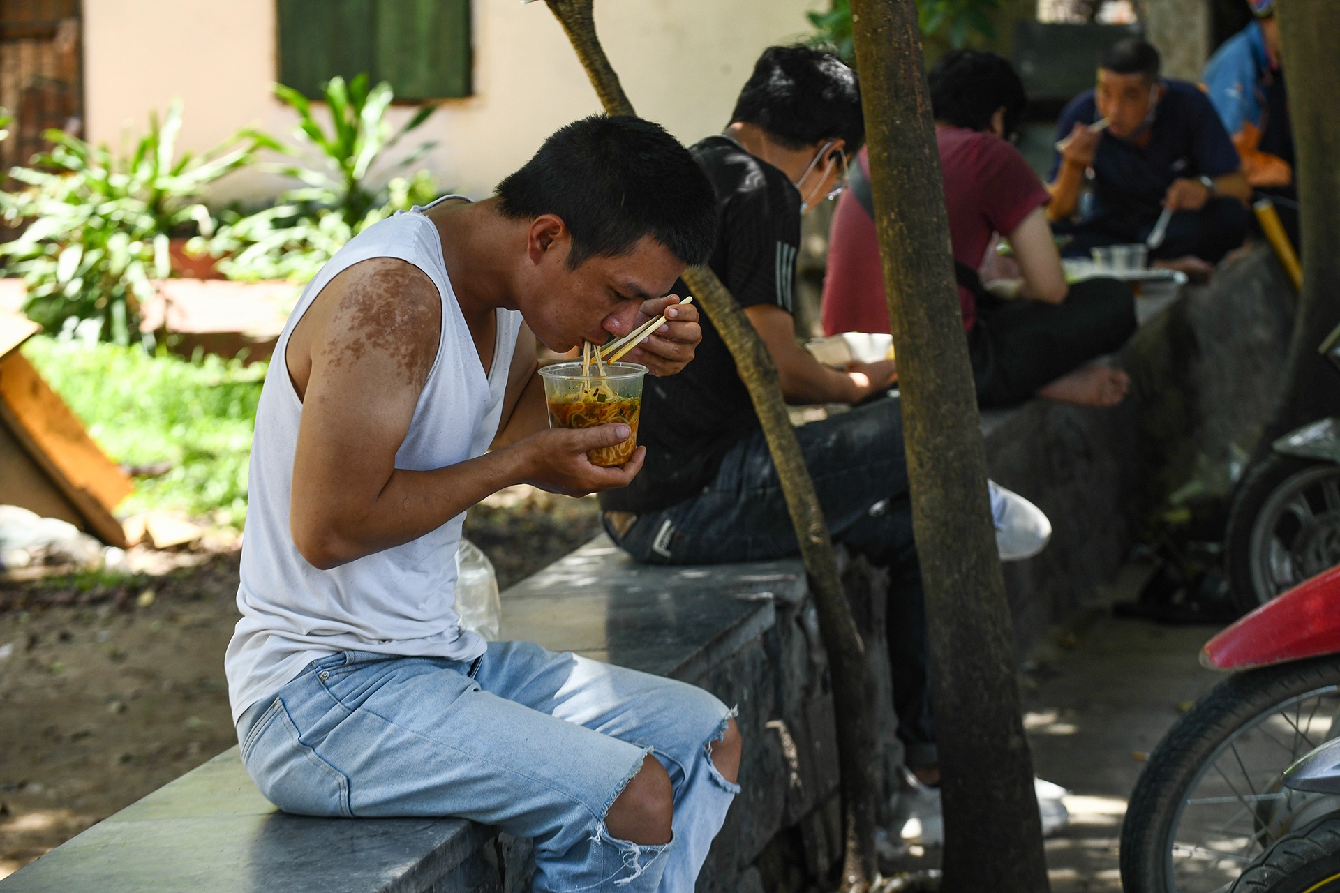 an trua bo bui ngay gian cach anh 1