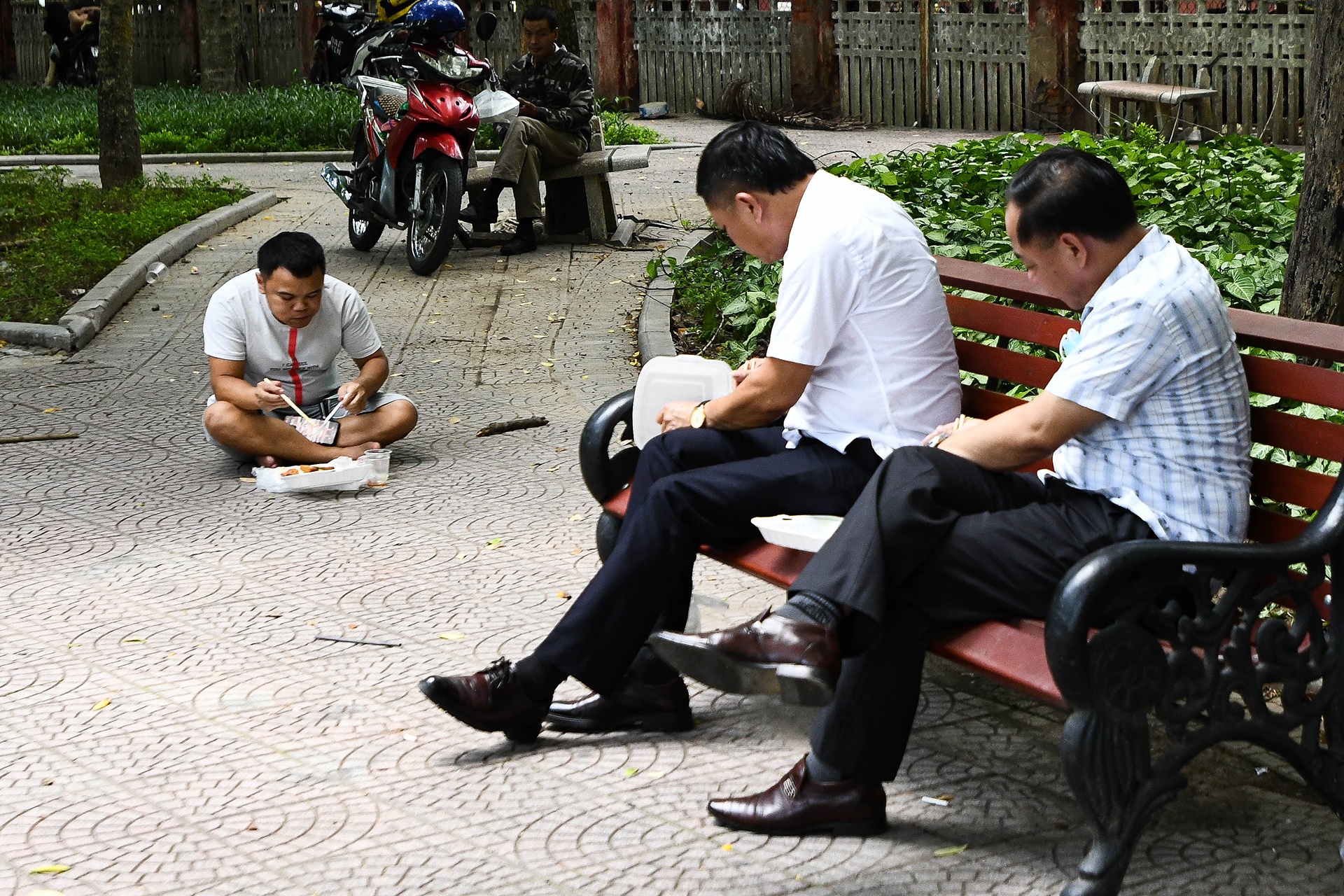 Via he, vuon hoa thanh cho an trua khi hang quan dong cua hinh anh