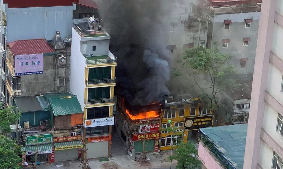 Chay quan chao long giua nang nong 39 do C hinh anh