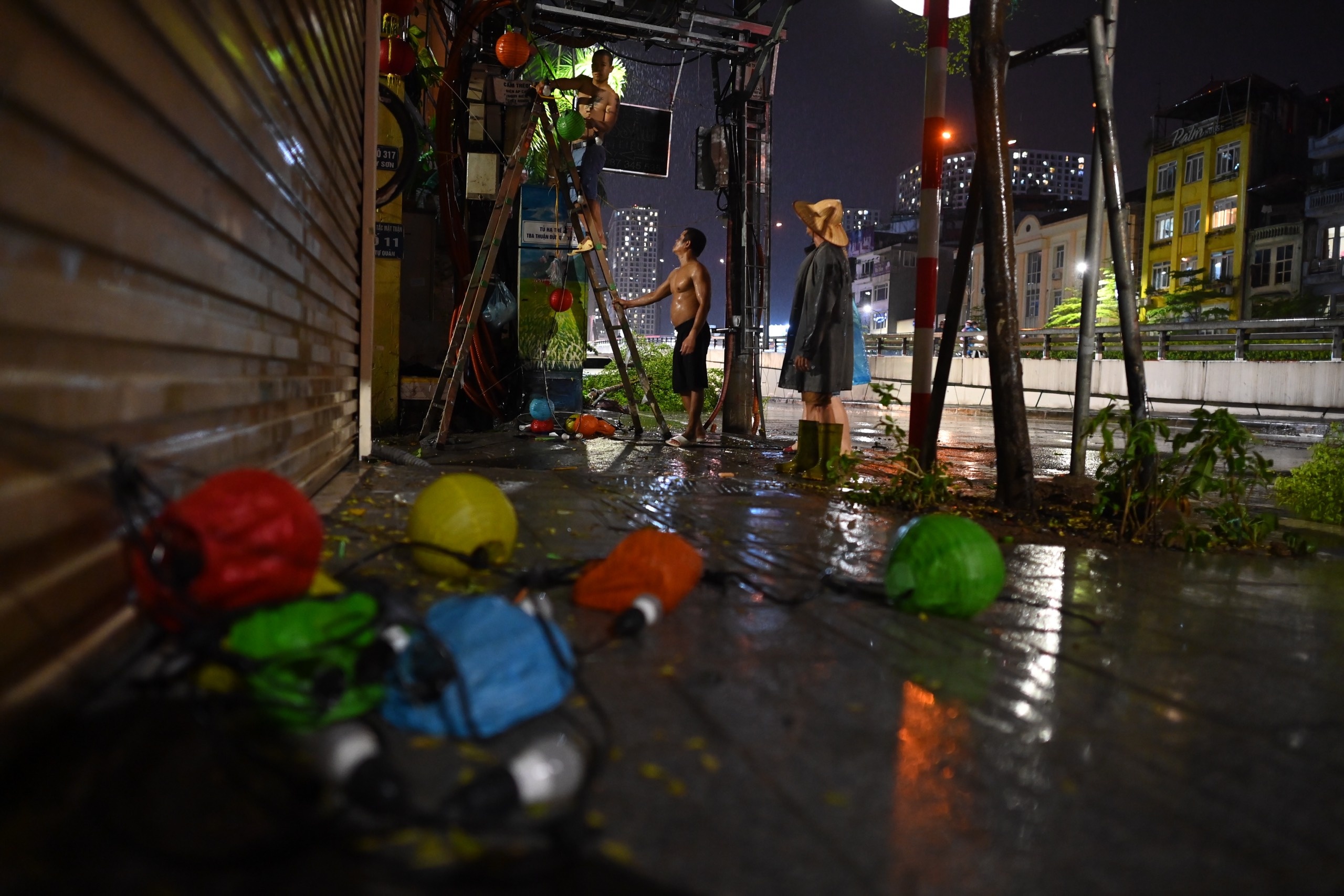 mua lon cay do ngap lut o Ha Noi anh 8