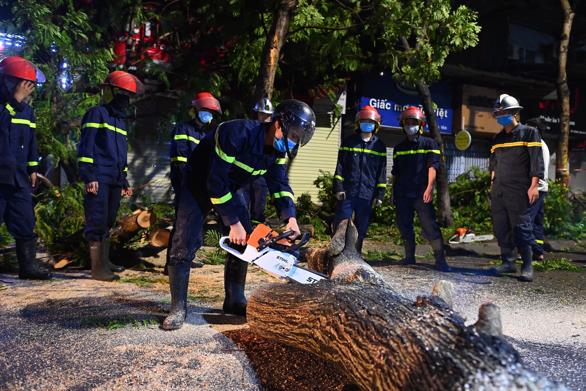 mua lon cay do ngap lut o Ha Noi anh 14