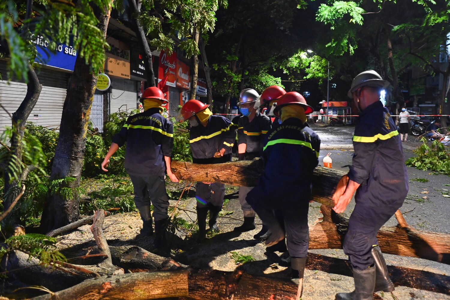 mua lon dan khong kip tro tay anh 13