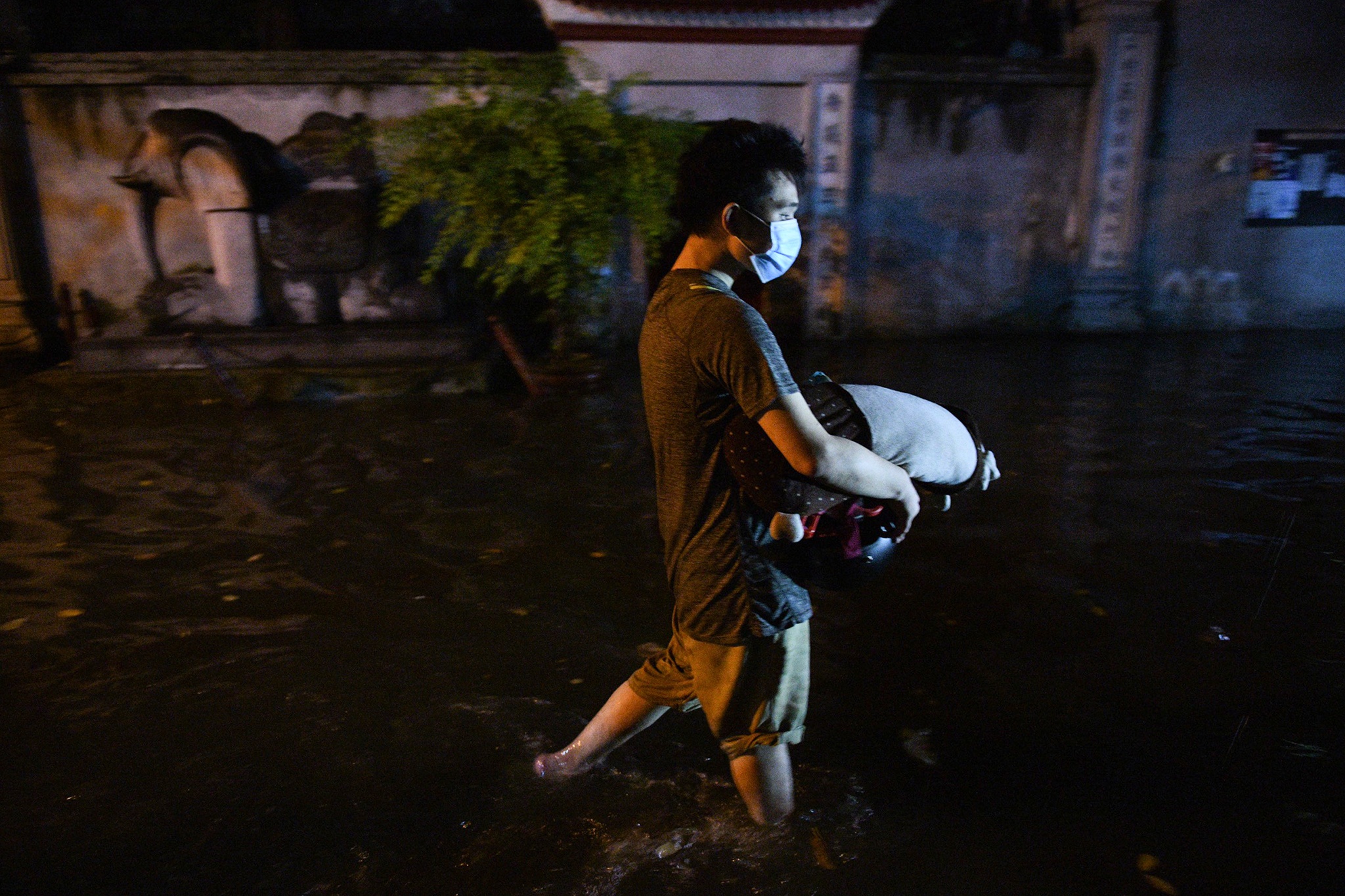 mua lon cay do ngap lut o Ha Noi anh 4