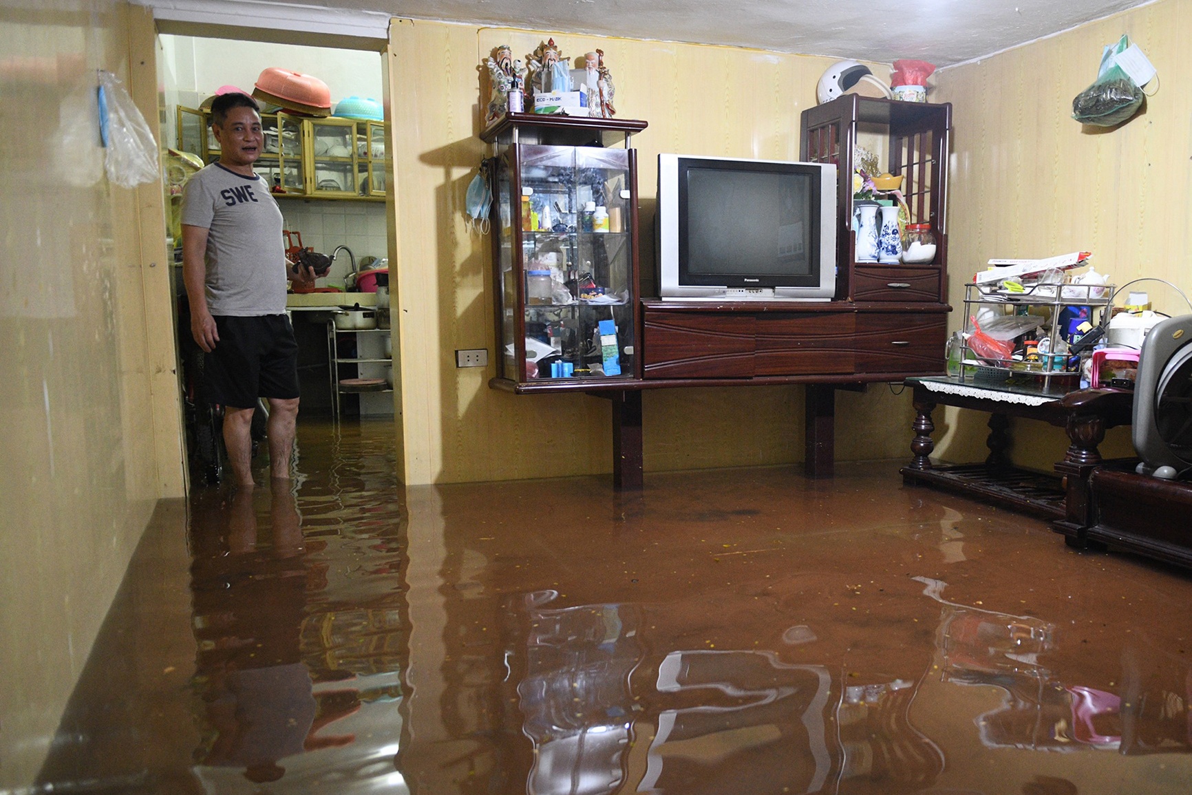 Nguoi dan Ha Noi tro tay khong kip voi con mua lon hinh anh
