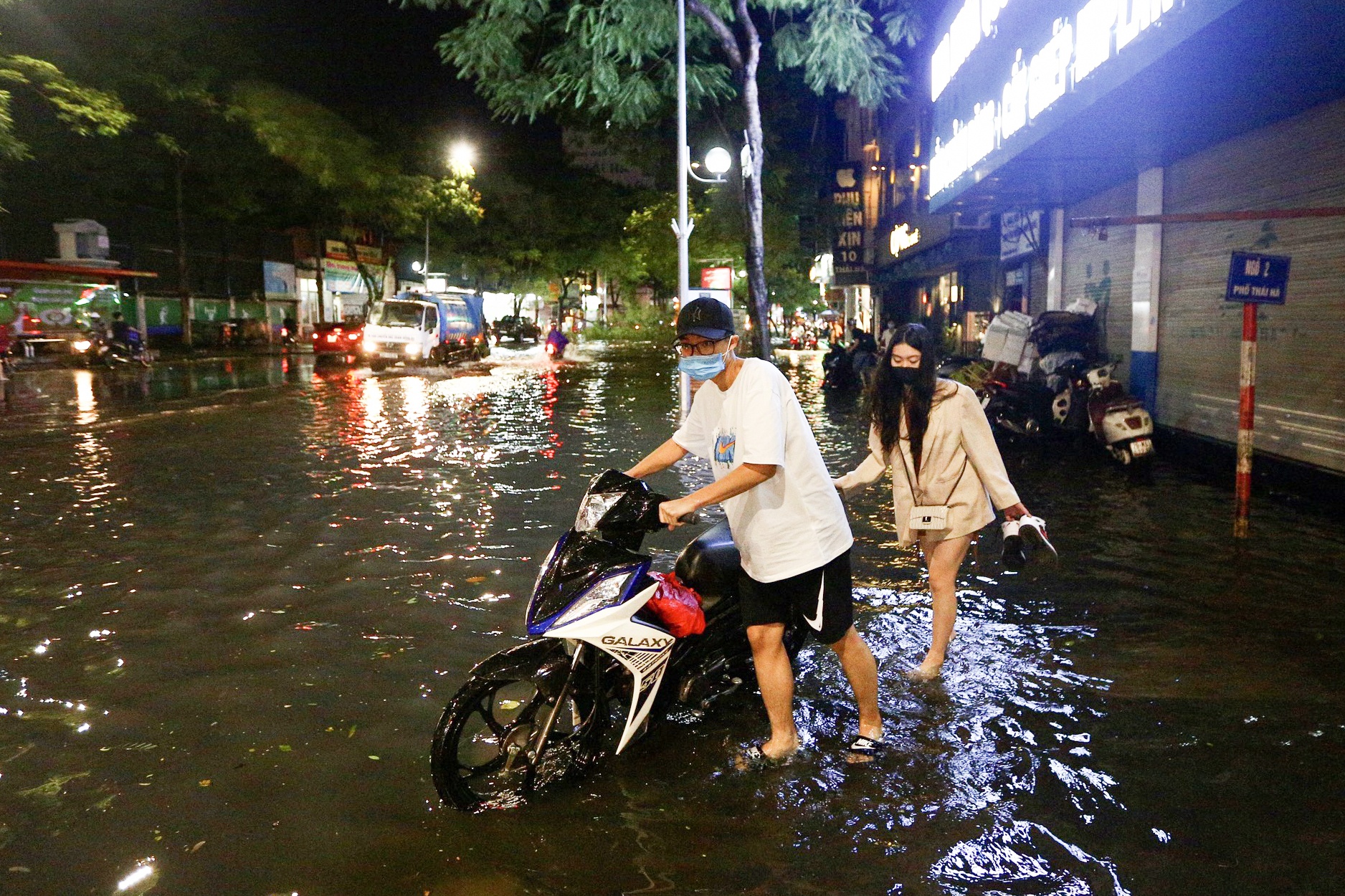 mua lon cay do ngap lut o Ha Noi anh 12