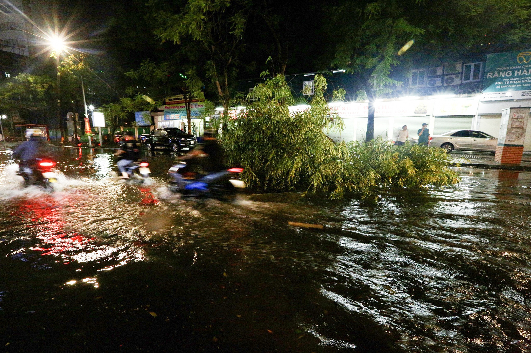 mua lon dan khong kip tro tay anh 2