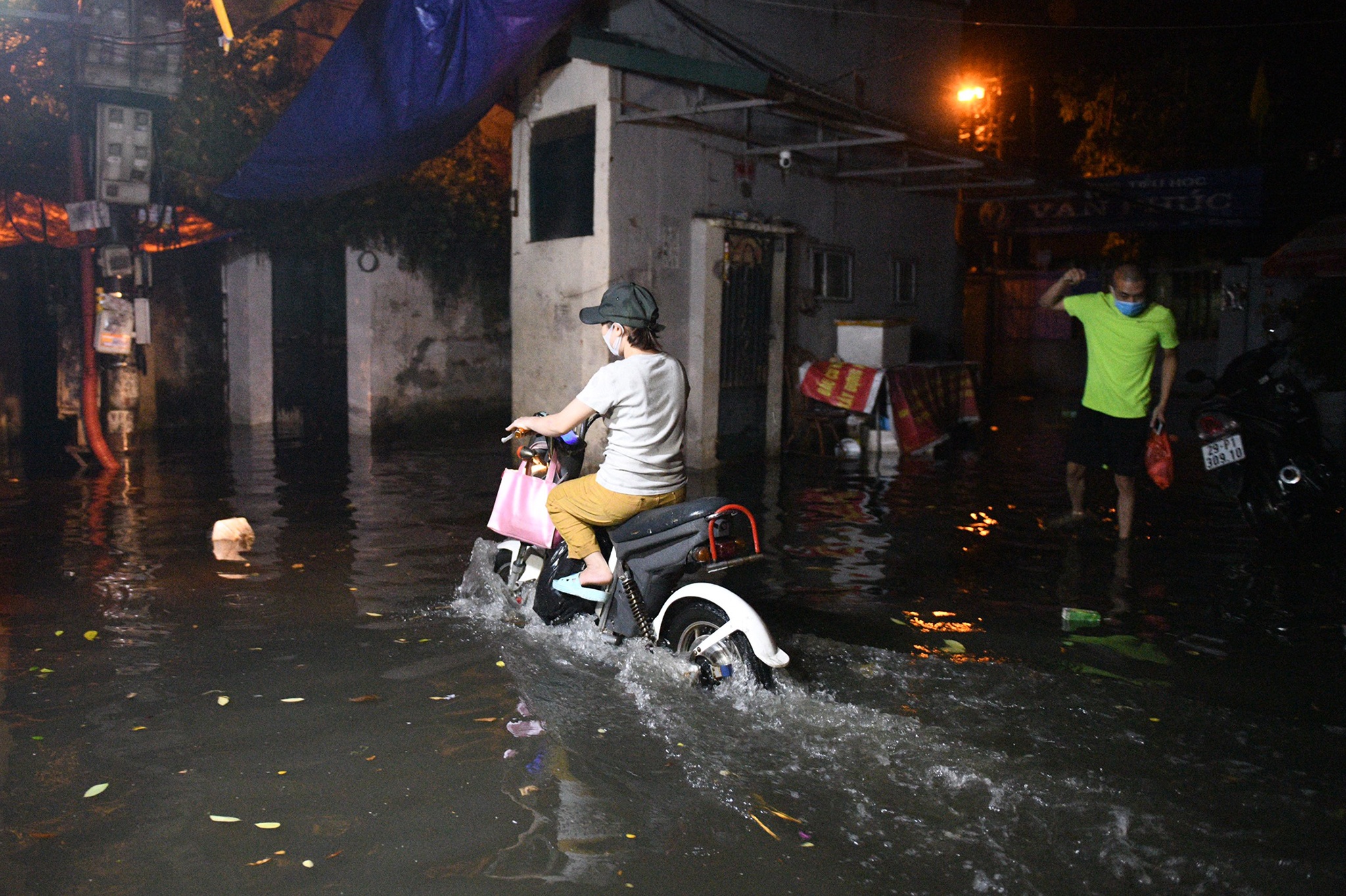 mua lon cay do ngap lut o Ha Noi anh 3