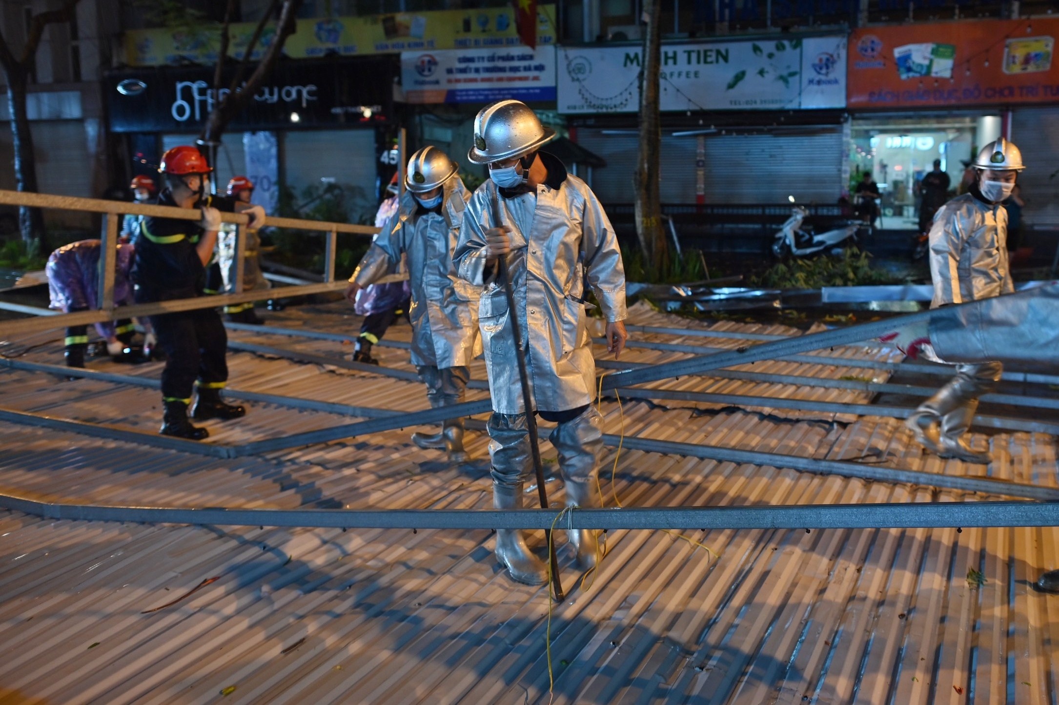 Hai oto bi mai ton de trung o pho Ly Thuong Kiet hinh anh