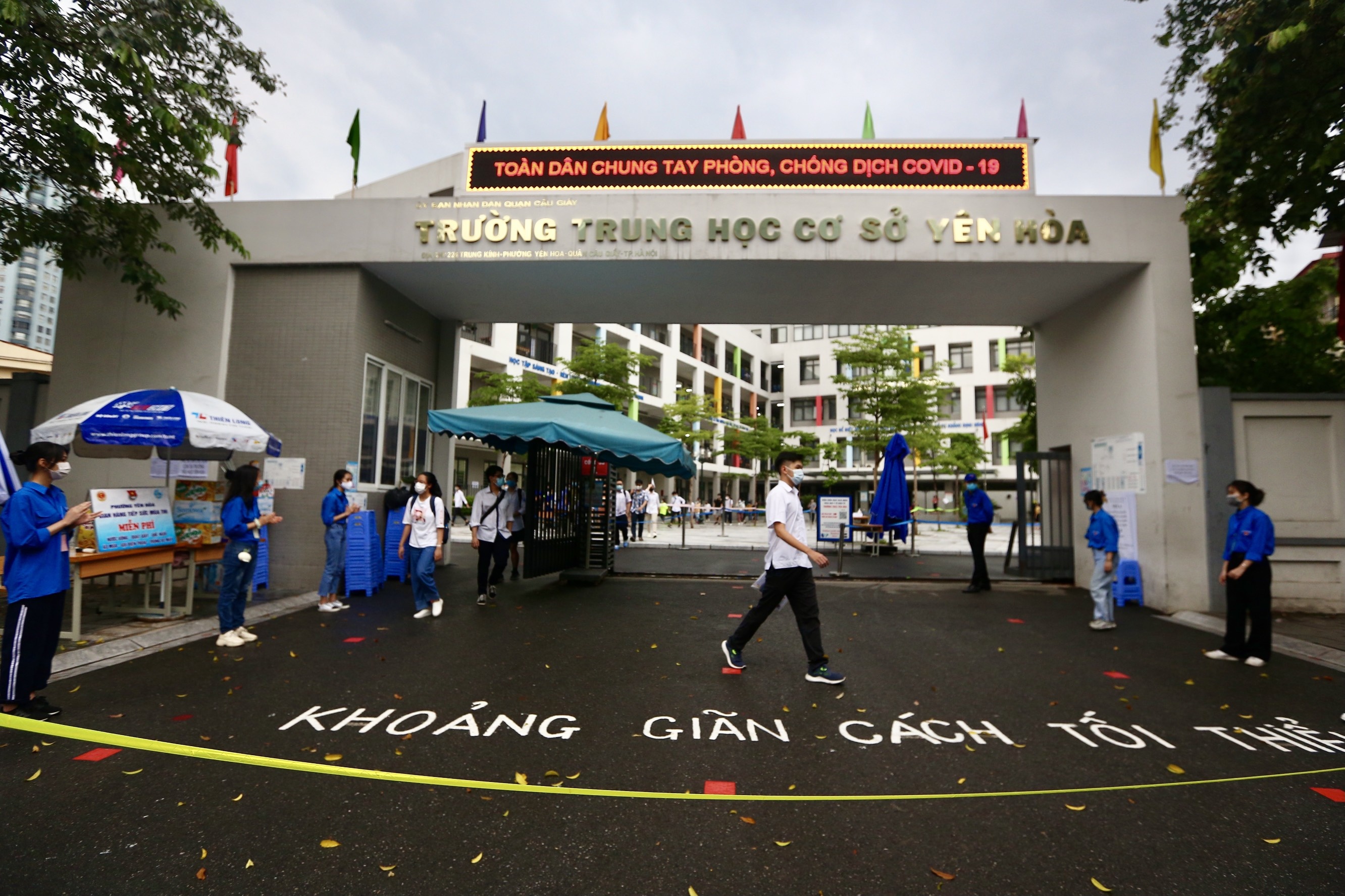 phụ huynh giãn cách ngoài cổng trường ảnh 3 phu huynh gian cach ngoai cong truong anh 3