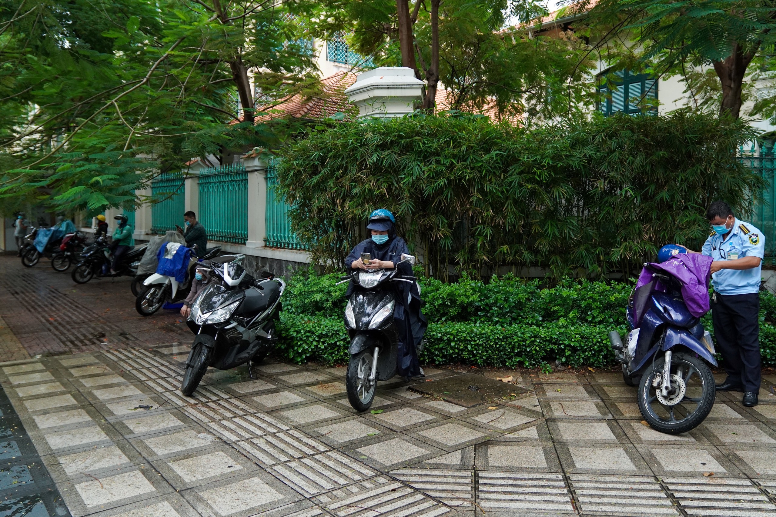 phụ huynh giãn cách ngoài cổng trường ảnh 6 phu huynh gian cach ngoai cong truong anh 6