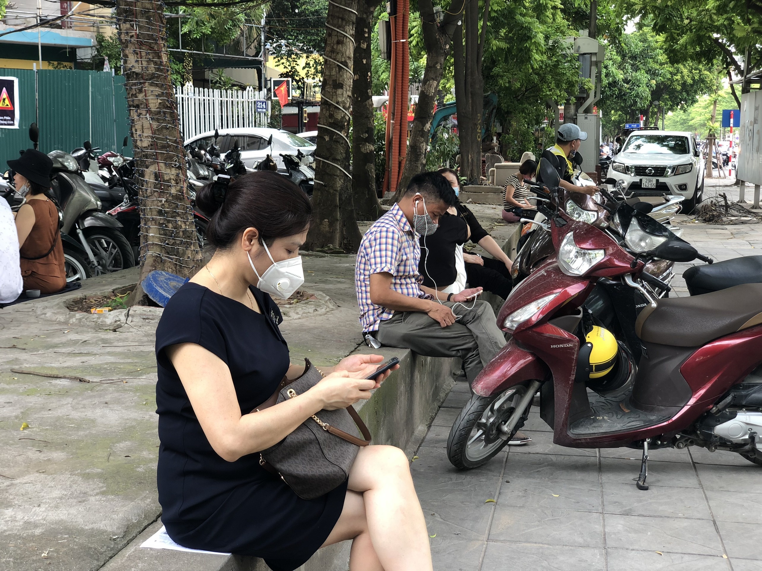 phụ huynh giãn cách ngoài cổng trường ảnh 4 phu huynh gian cach ngoai cong truong anh 4