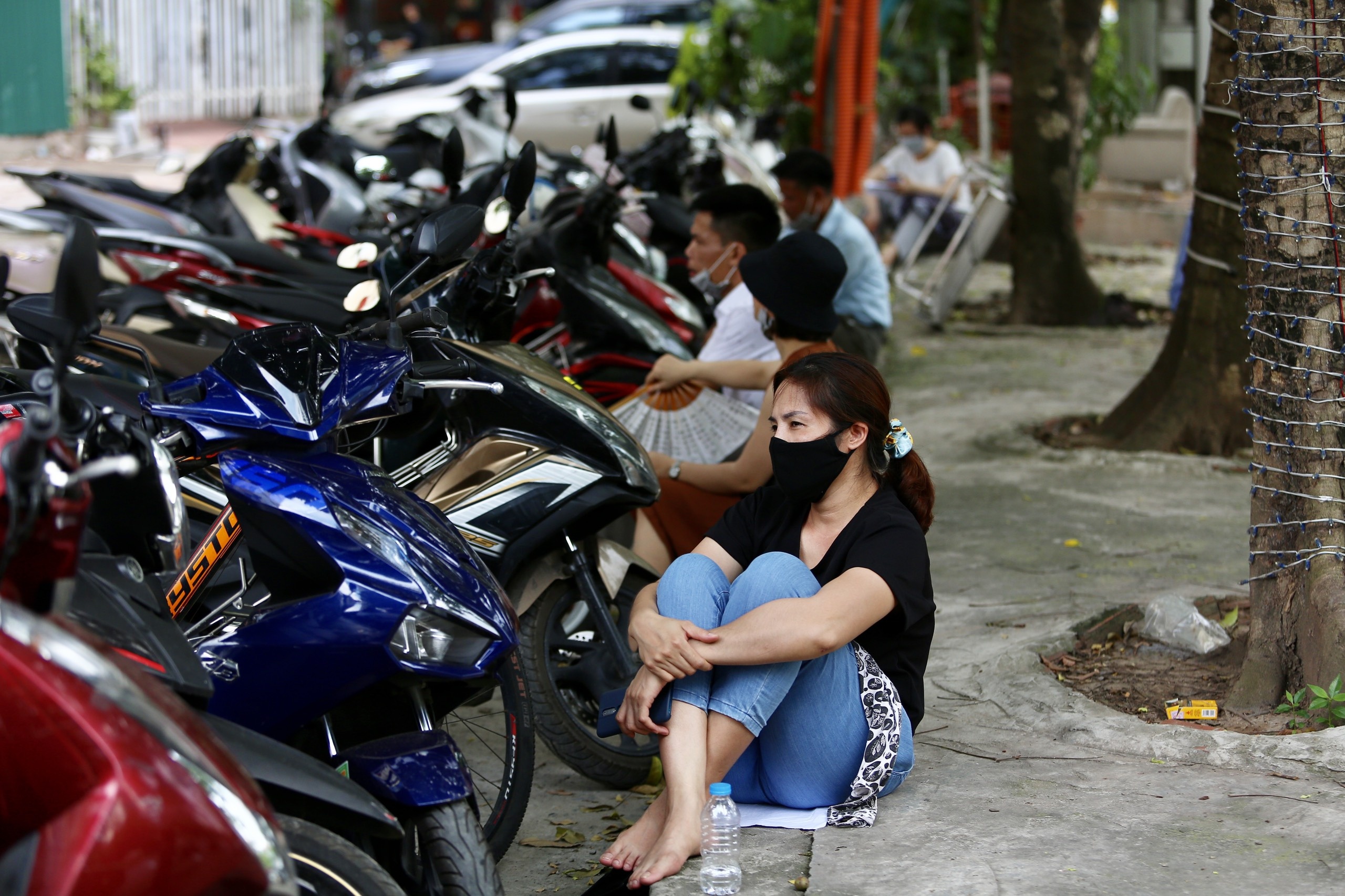 phụ huynh giãn cách ngoài cổng trường ảnh 8 phu huynh gian cach ngoai cong truong anh 8