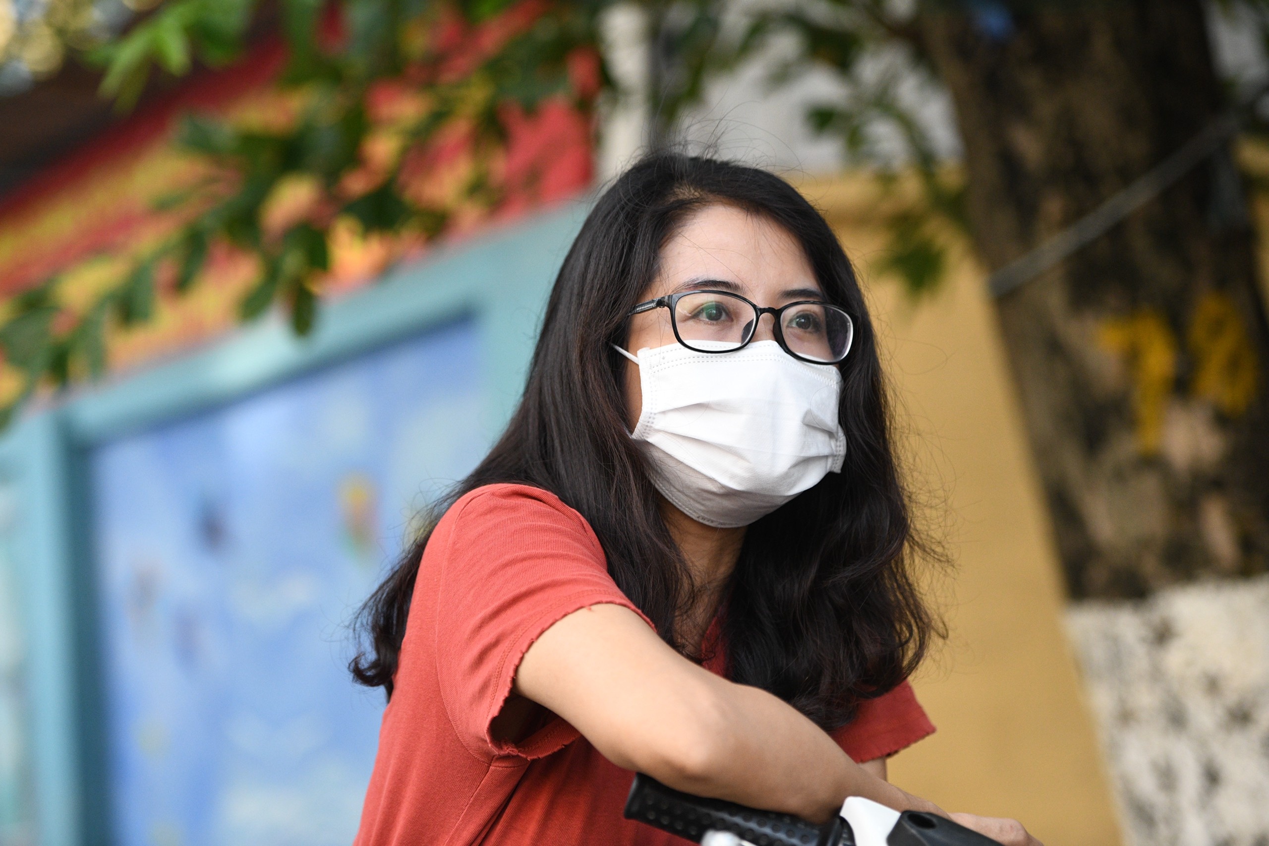 phụ huynh giãn cách ngoài cổng trường ảnh 11 phu huynh gian cach ngoai cong truong anh 11