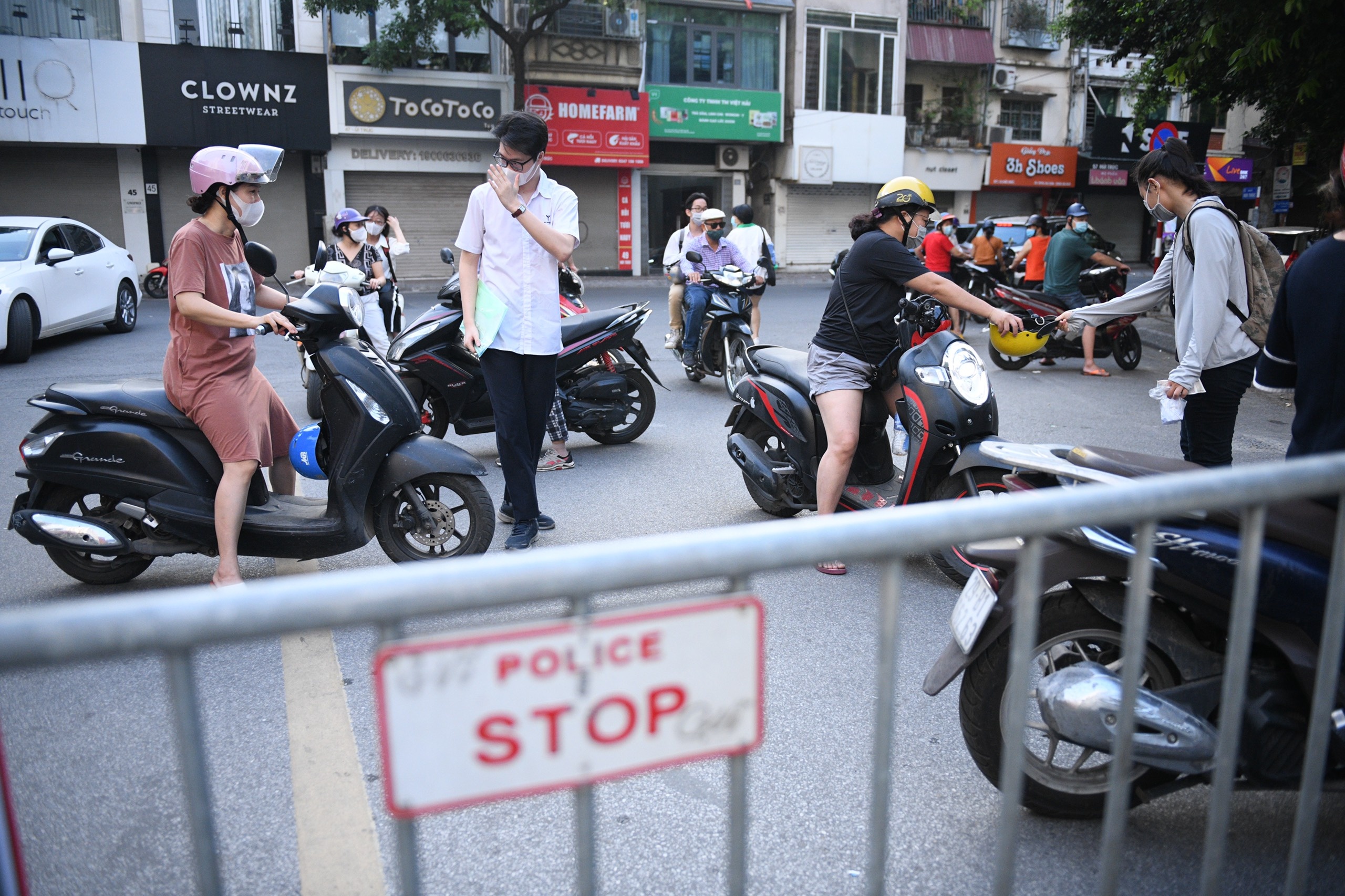 thi sinh ngay dau thi tot nghiep THPT 2021 anh 1