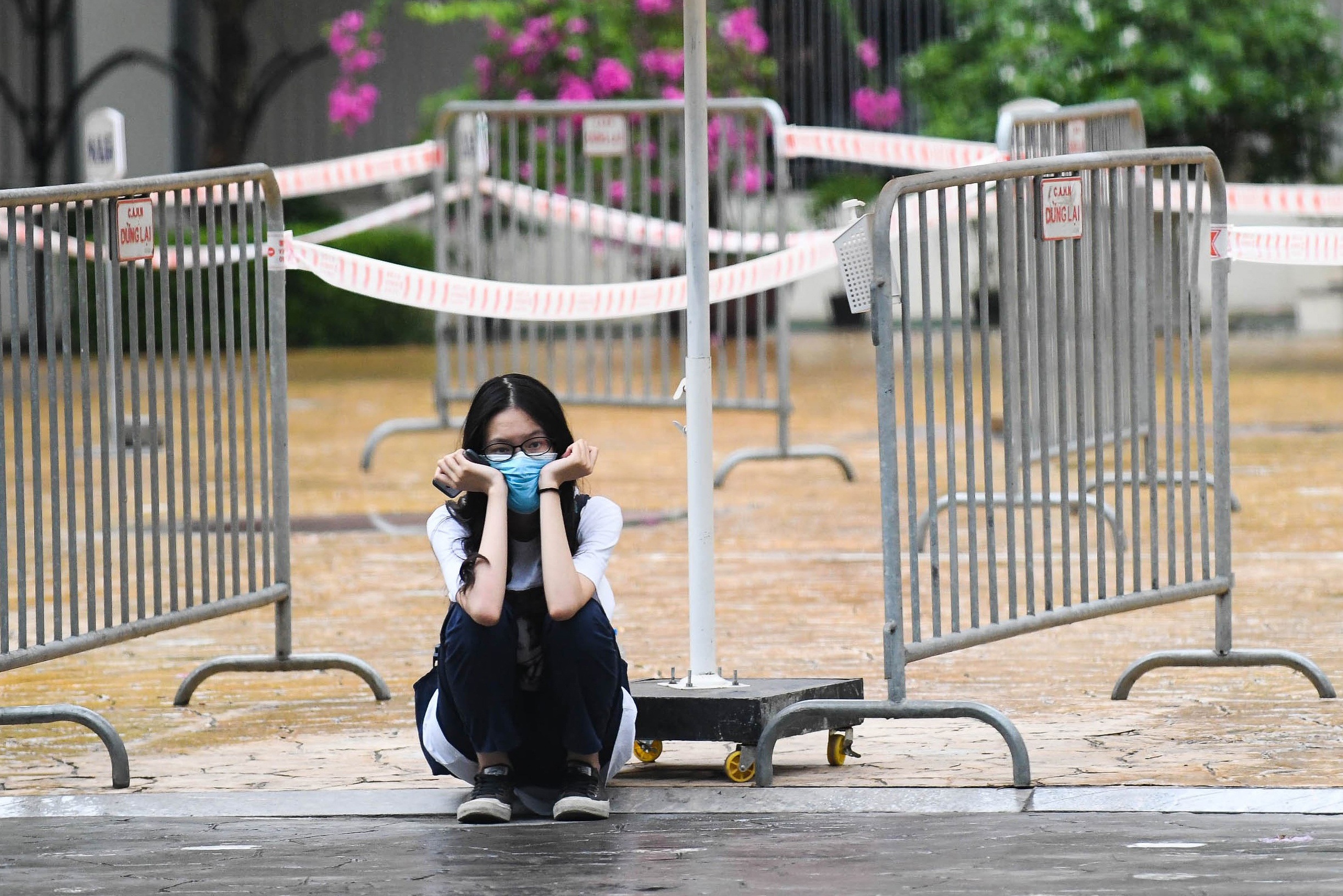 Hai ngay thi tot nghiep trong boi canh dich benh o Ha Noi va TP.HCM hinh anh