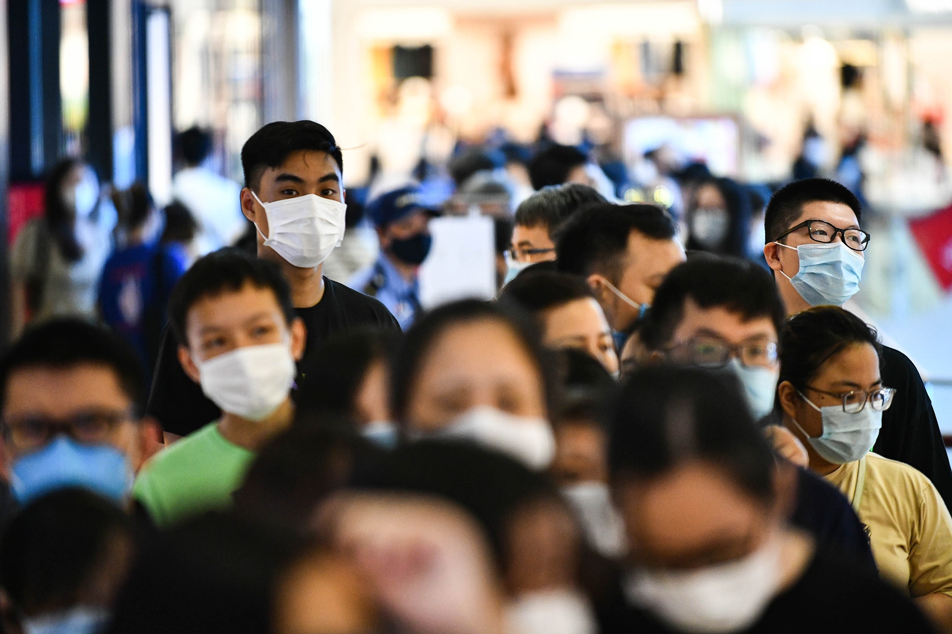 Chen chan mua sam hang hieu Nhat Ban moi mo o Ha Noi giua dich benh hinh anh