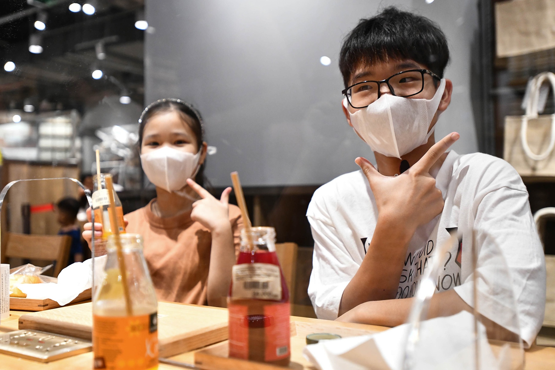 mua sam dong duc giua dich benh anh 12