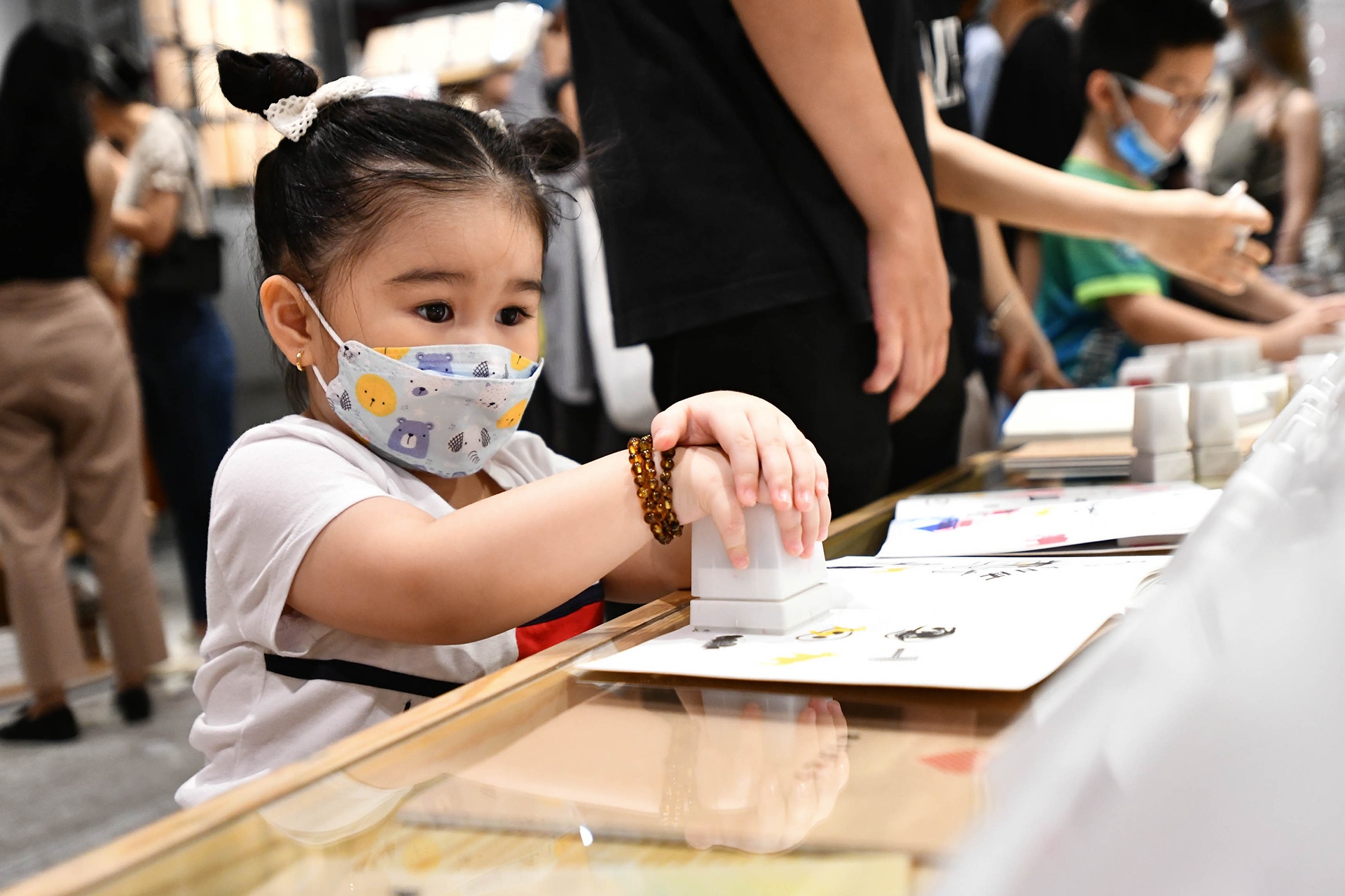 mua sam dong duc giua dich benh anh 13