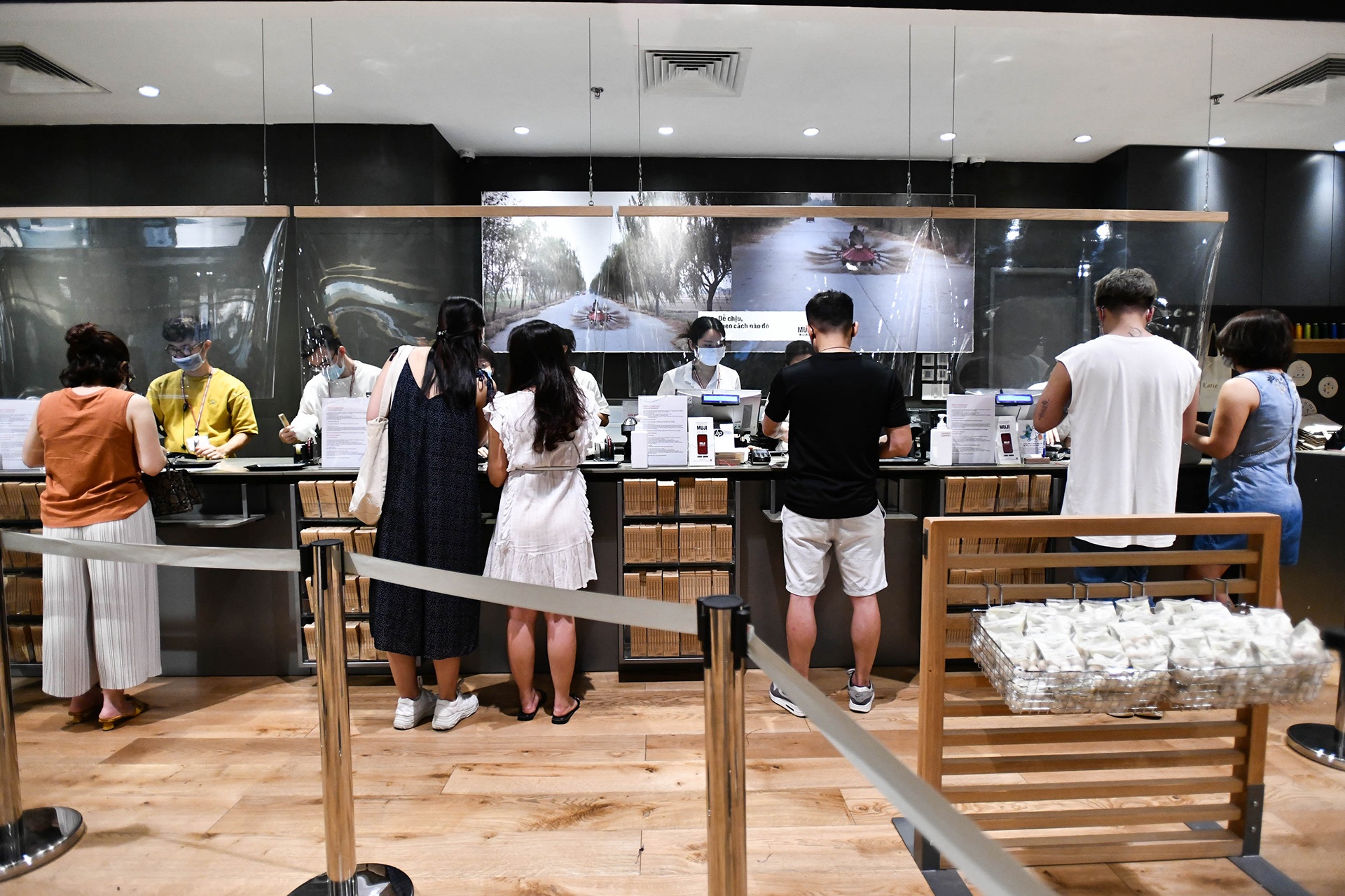 mua sam dong duc giua dich benh anh 15