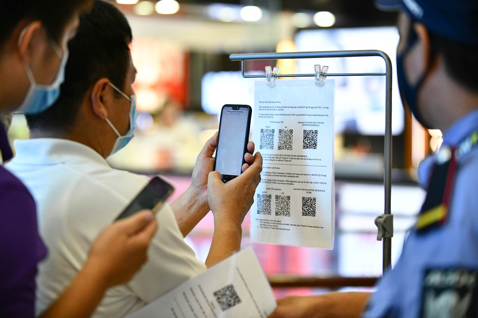 mua sam dong duc giua dich benh anh 3