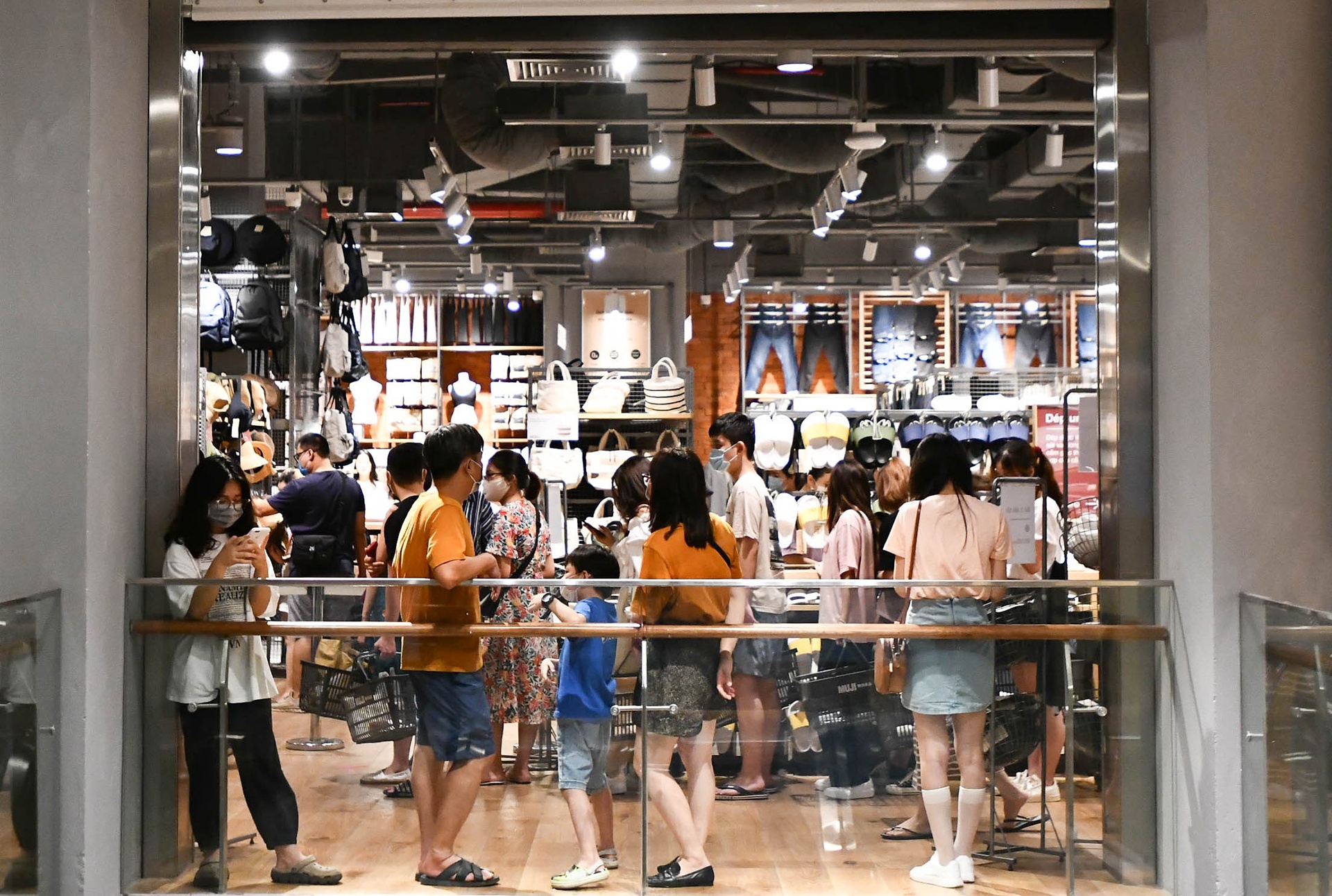 mua sam dong duc giua dich benh anh 5