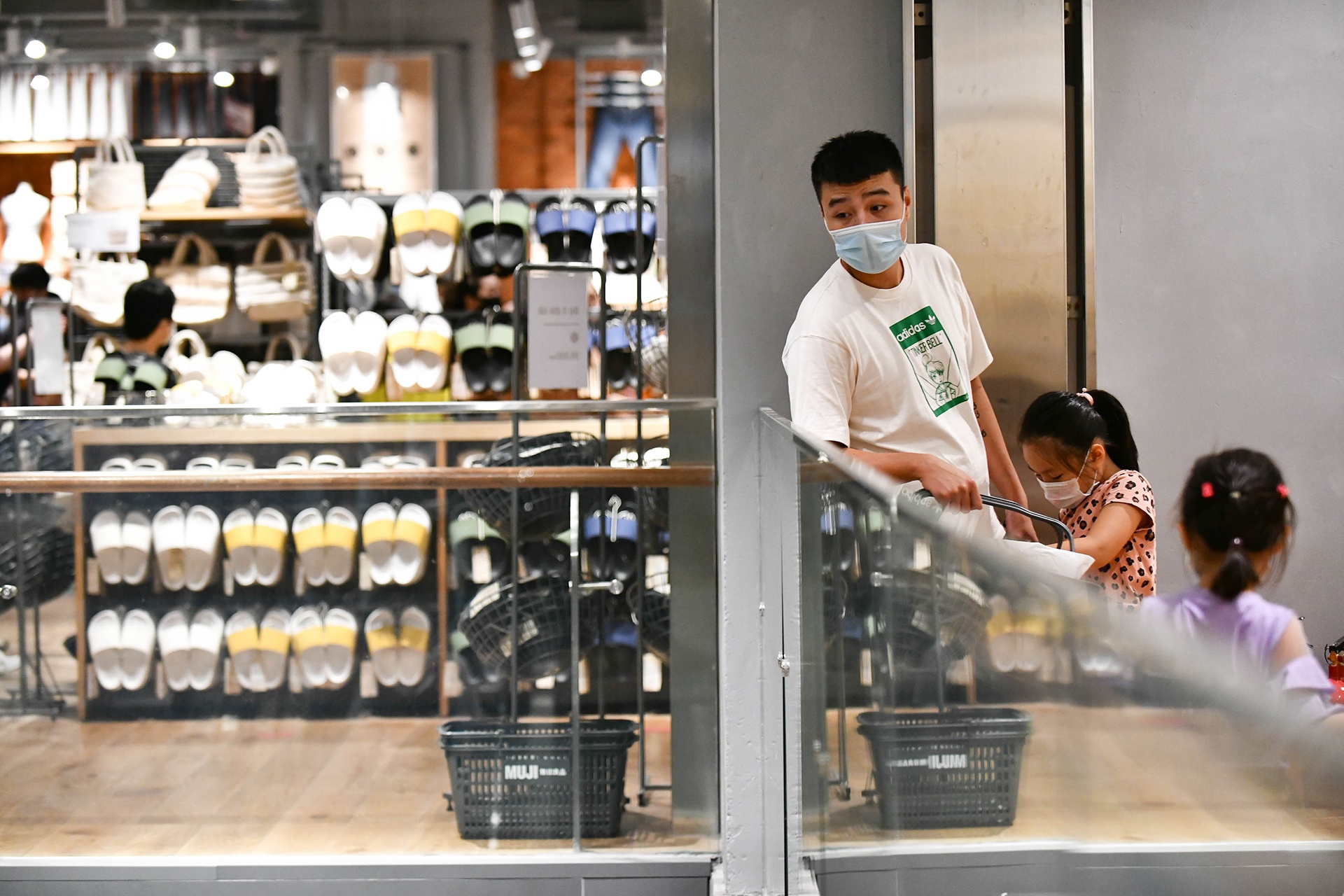 mua sam dong duc giua dich benh anh 7