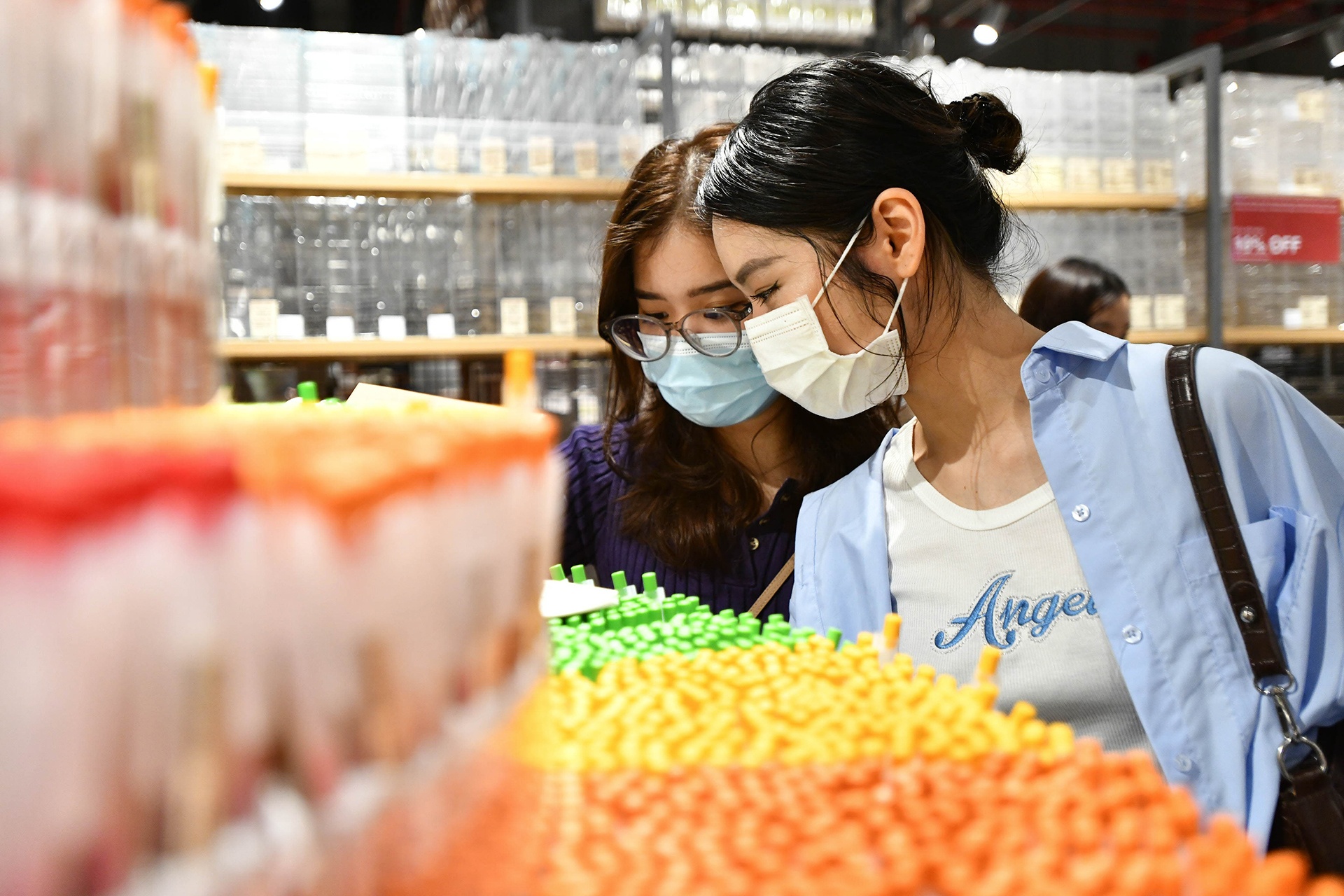 mua sam dong duc giua dich benh anh 8